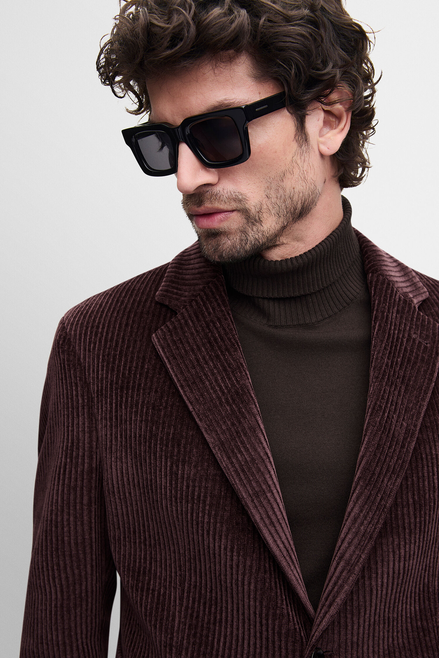 Sonnenbrille, schwarz, eckig Rahmen, Korduroy, Jacke, Mann