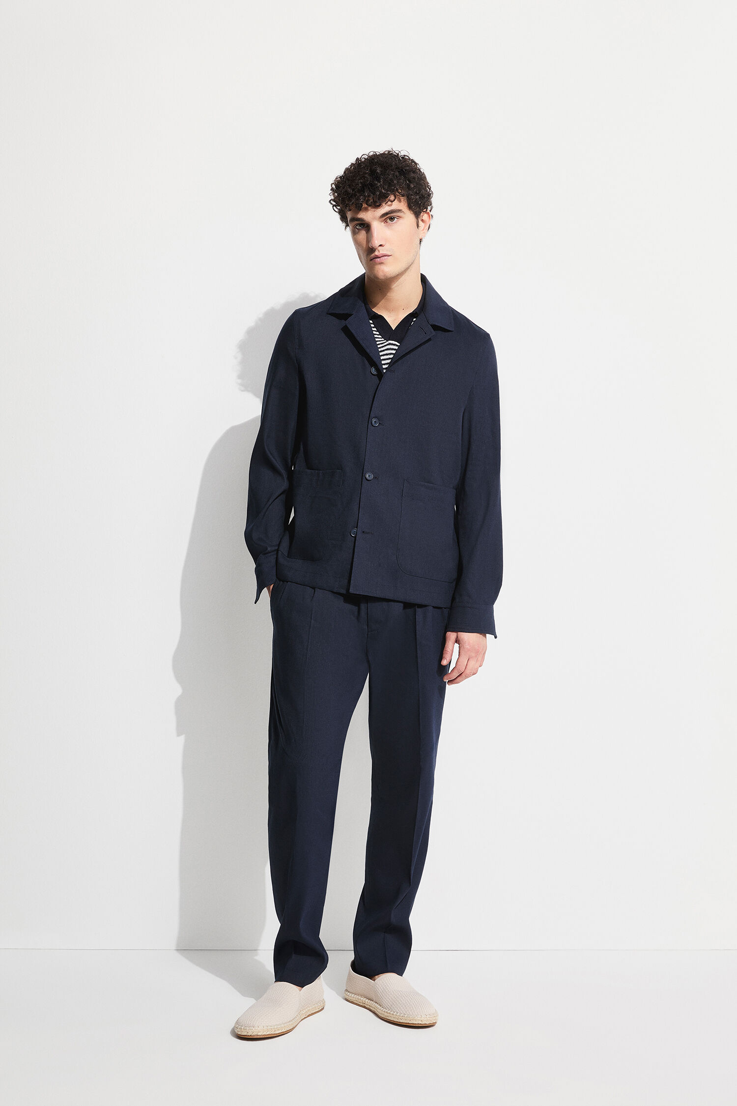 Polo-Shirt,  gestreift,  kurze Ärmel,  dunkelblaue Hose,  Slipper, Polohemd, gestreiftes Muster, navy Hose, Slipper, casual outfit