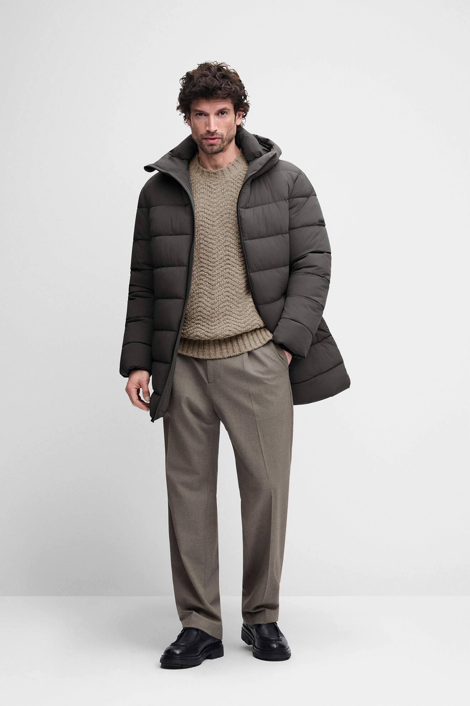 dunkelgraue Jacke, Daunenjacke, Steppjacke, Kapuze, tragbare Winterjacke