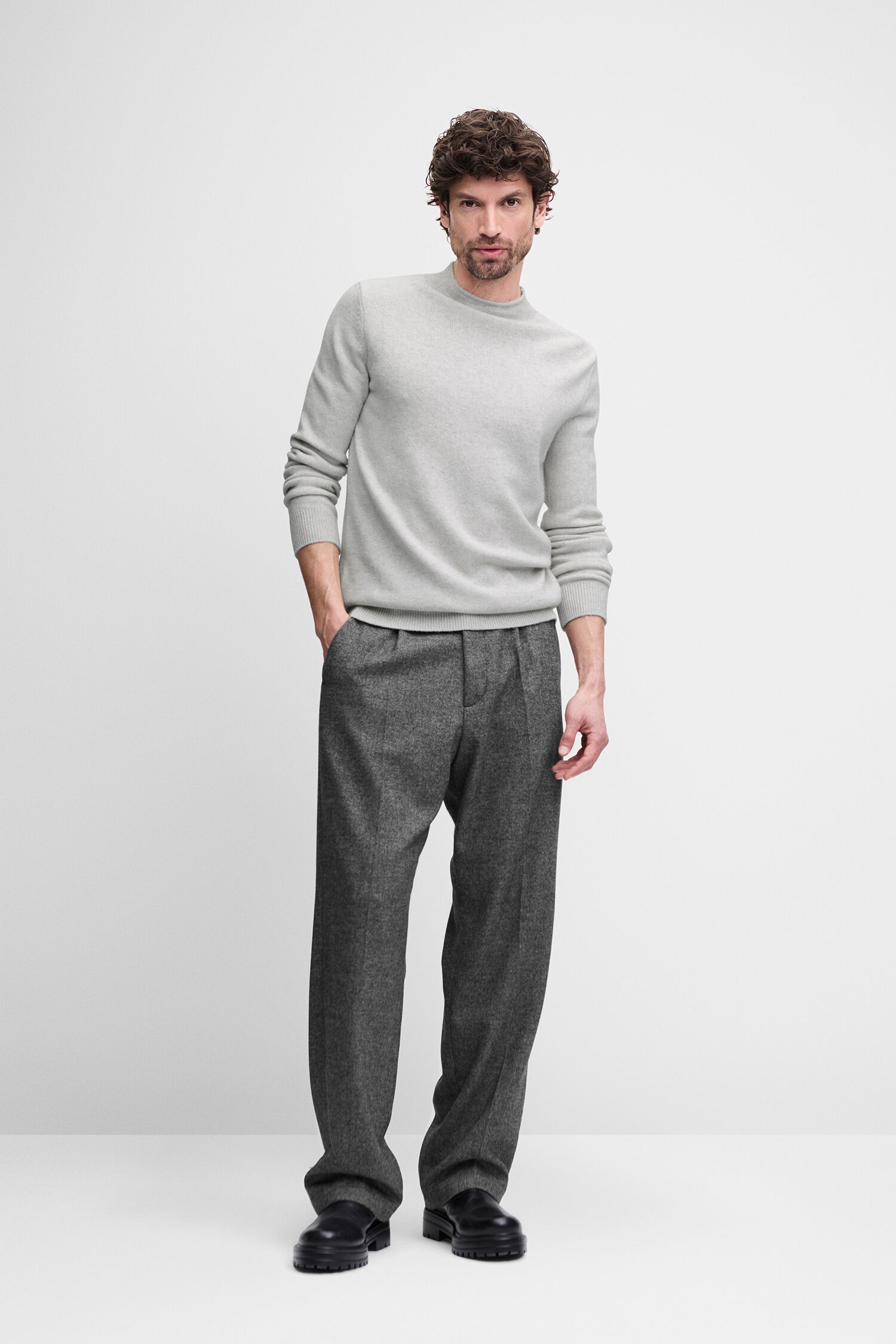 Kleidung, Pullover, Sweatshirt, Hellgrau, Hose, Schwarz, Lederschuhe