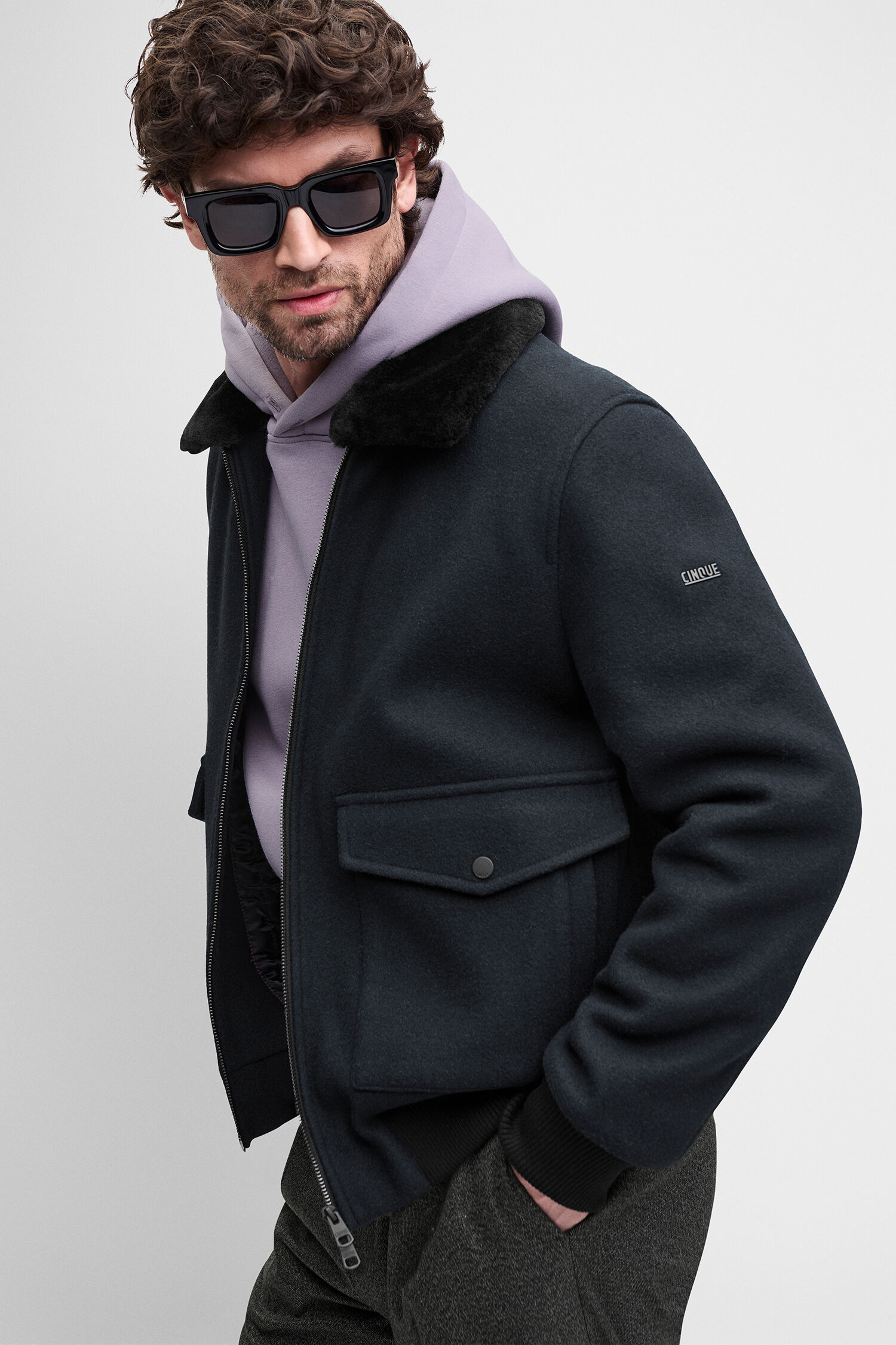 hoodie, schal, jacke, sonnenbrille, outfit