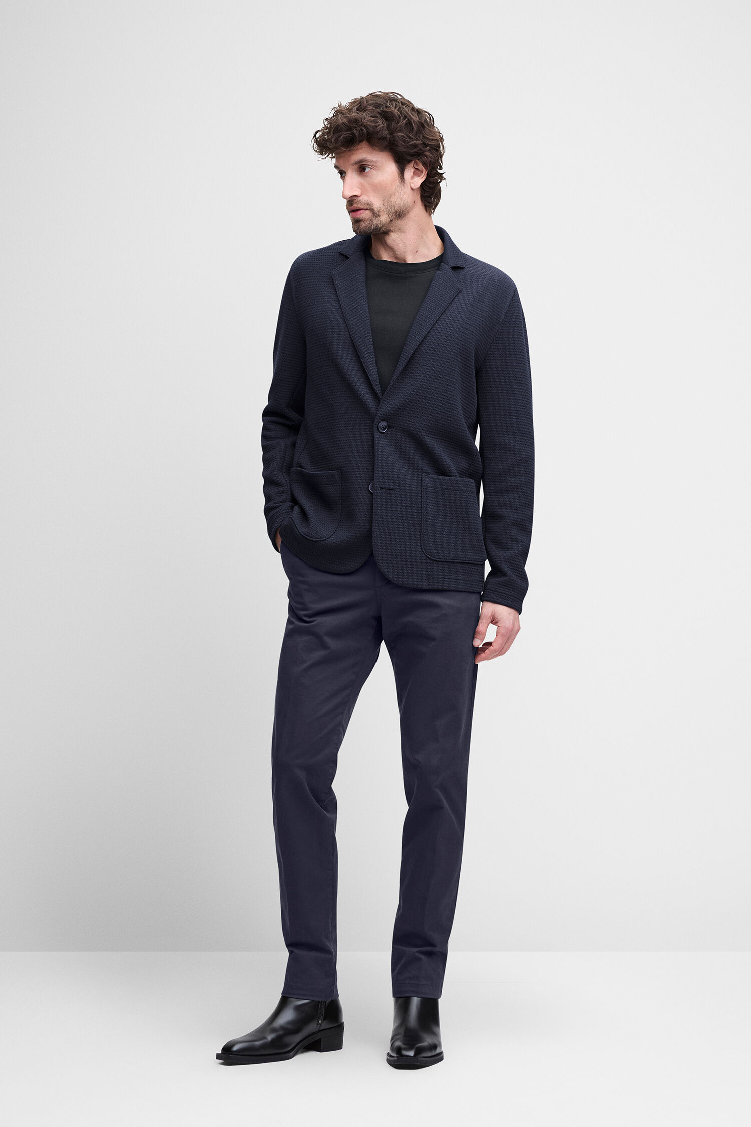 Blazer, Strukturmuster, Taschenfront, Chinohose, Stiefeletten
