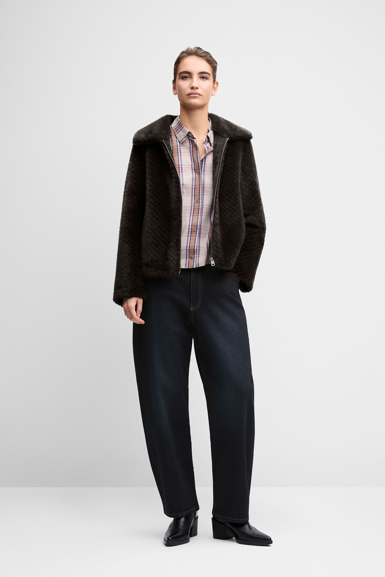 jacke, Kunstpelz, braun, Reißverschluss, Plaidhemd, weite Hose, Stiefel