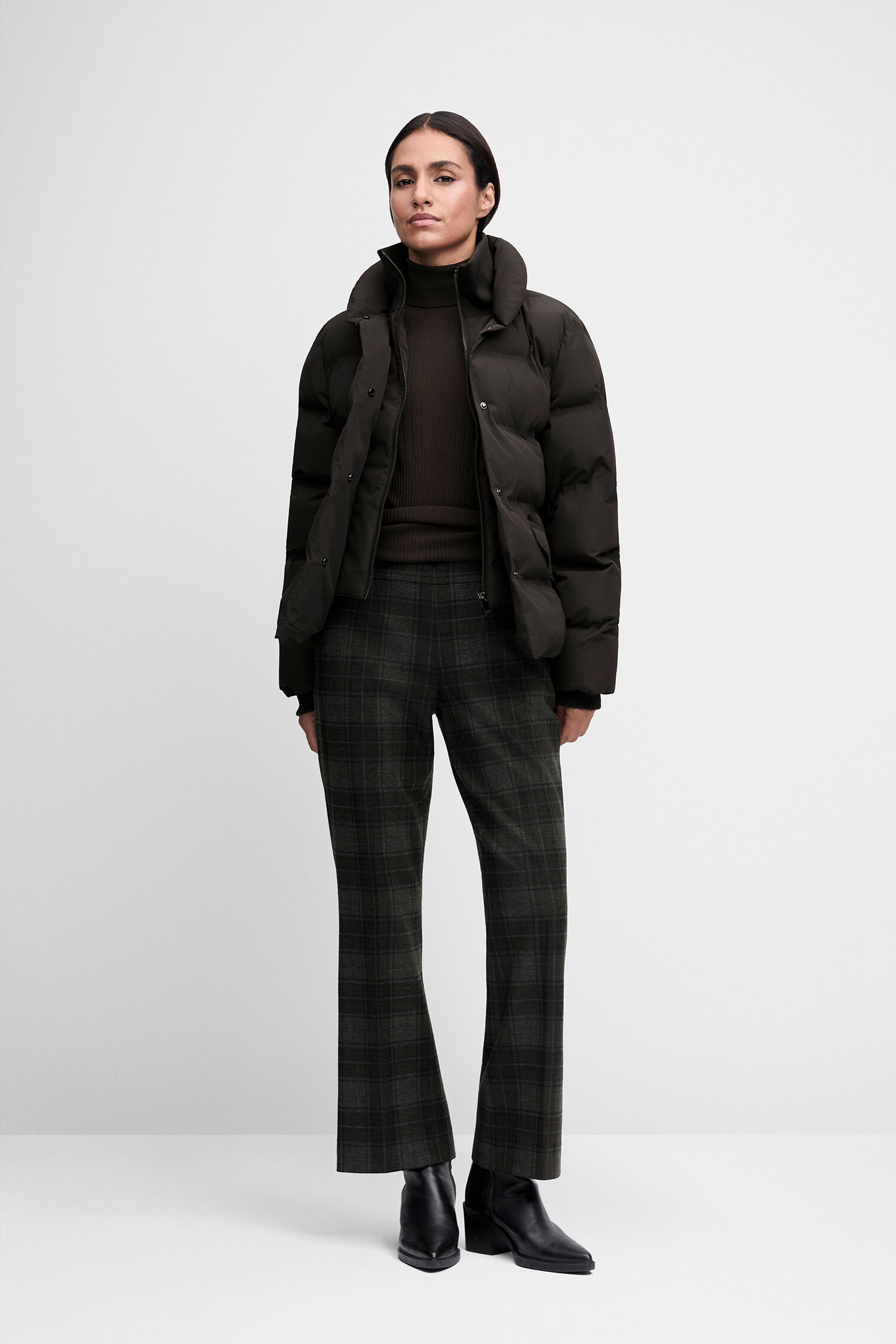 Daunenjacke, Pufferjacke, dunkelgrün, hoher Kragen, Taschen