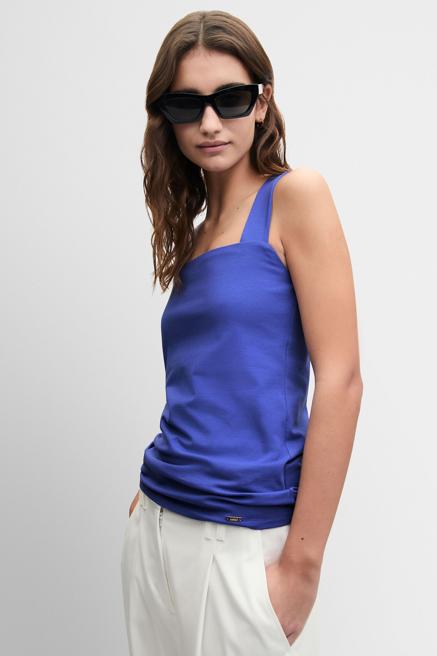 blaues Top, sleeveless, Tanktop, Baumwollmischung, weiße Hose