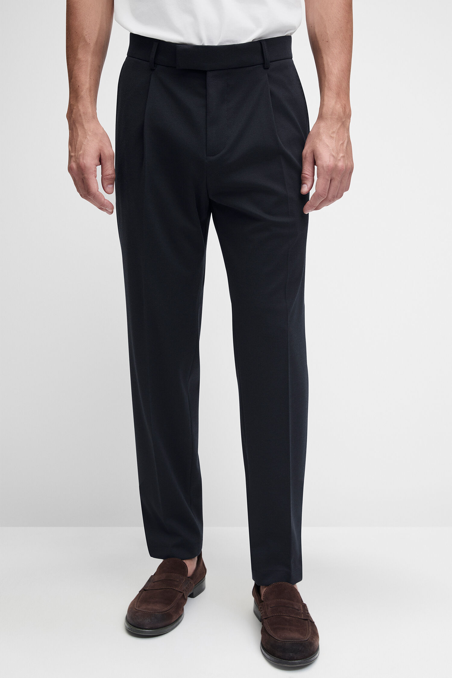 Hose, Dunkelblau, Businesspants, Weißer Oberteil, Lederschuhe