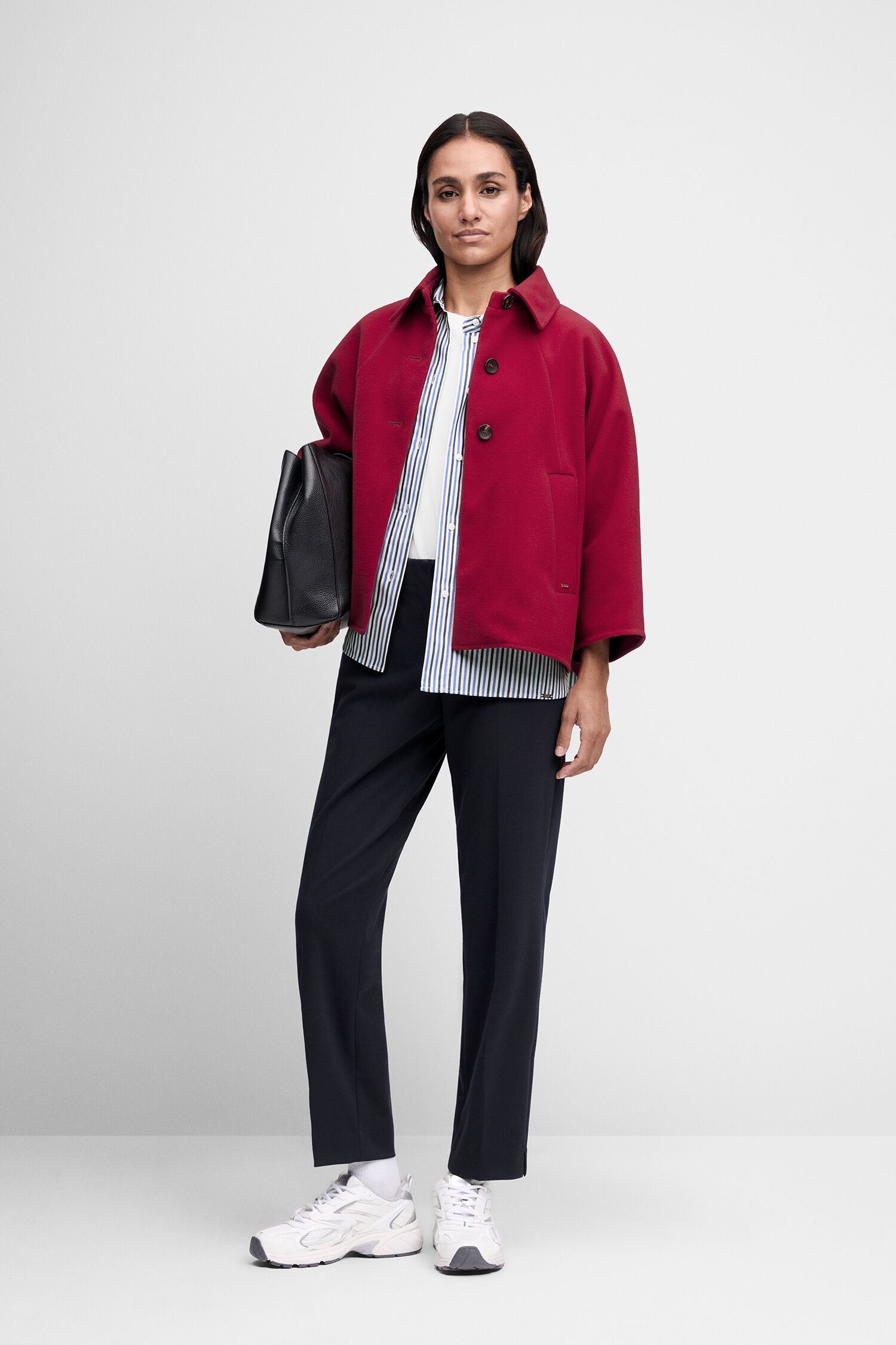 Wollmantel, Rote Jacke, Gestreiftes Oberteil, Schwarze Hose, Weiße Sneaker
