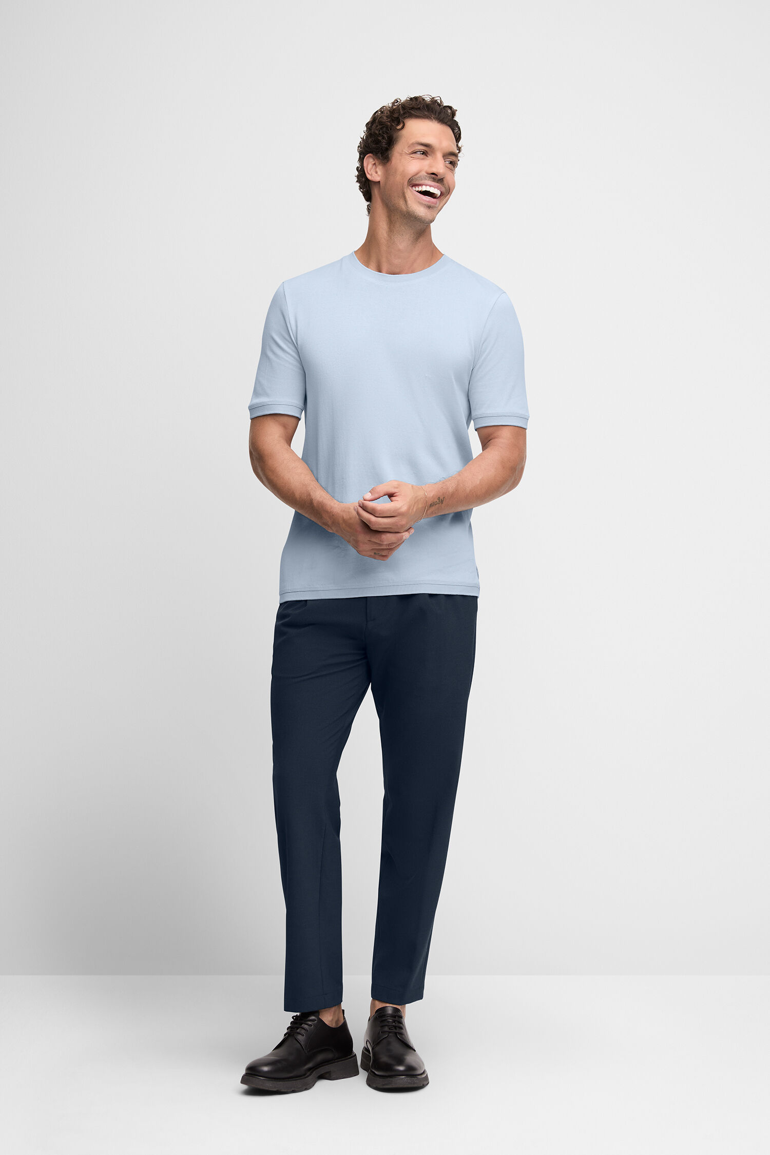 T-shirt, Kopf, Gesicht, Stehend, Hosen