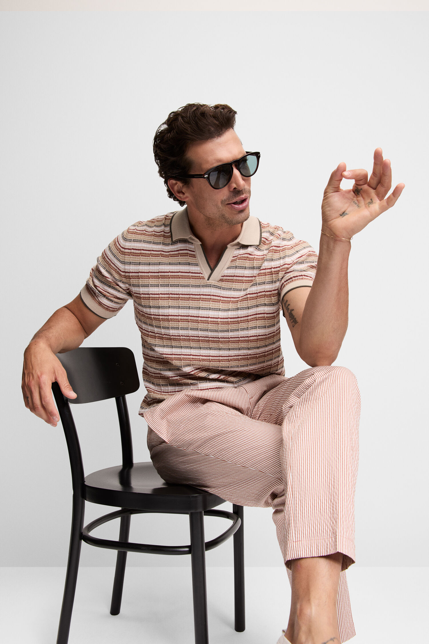 Person, Sitzen, Sonnenbrille, Finger, Stuhl