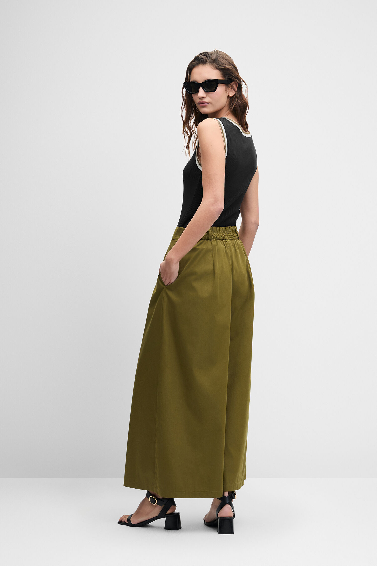 Tanktop, Schwarz, Khaki Hose, Sandalen, Hose mit Bündchen
