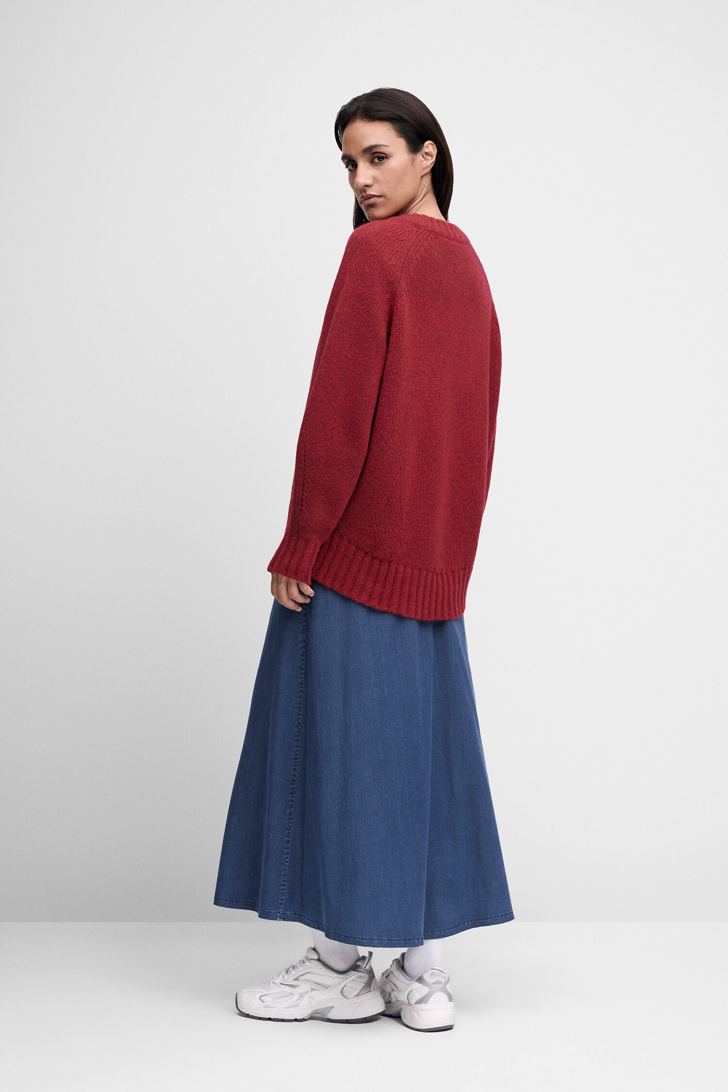 Strickpullover, roter Pullover, oversized, lange Rock, Sneaker