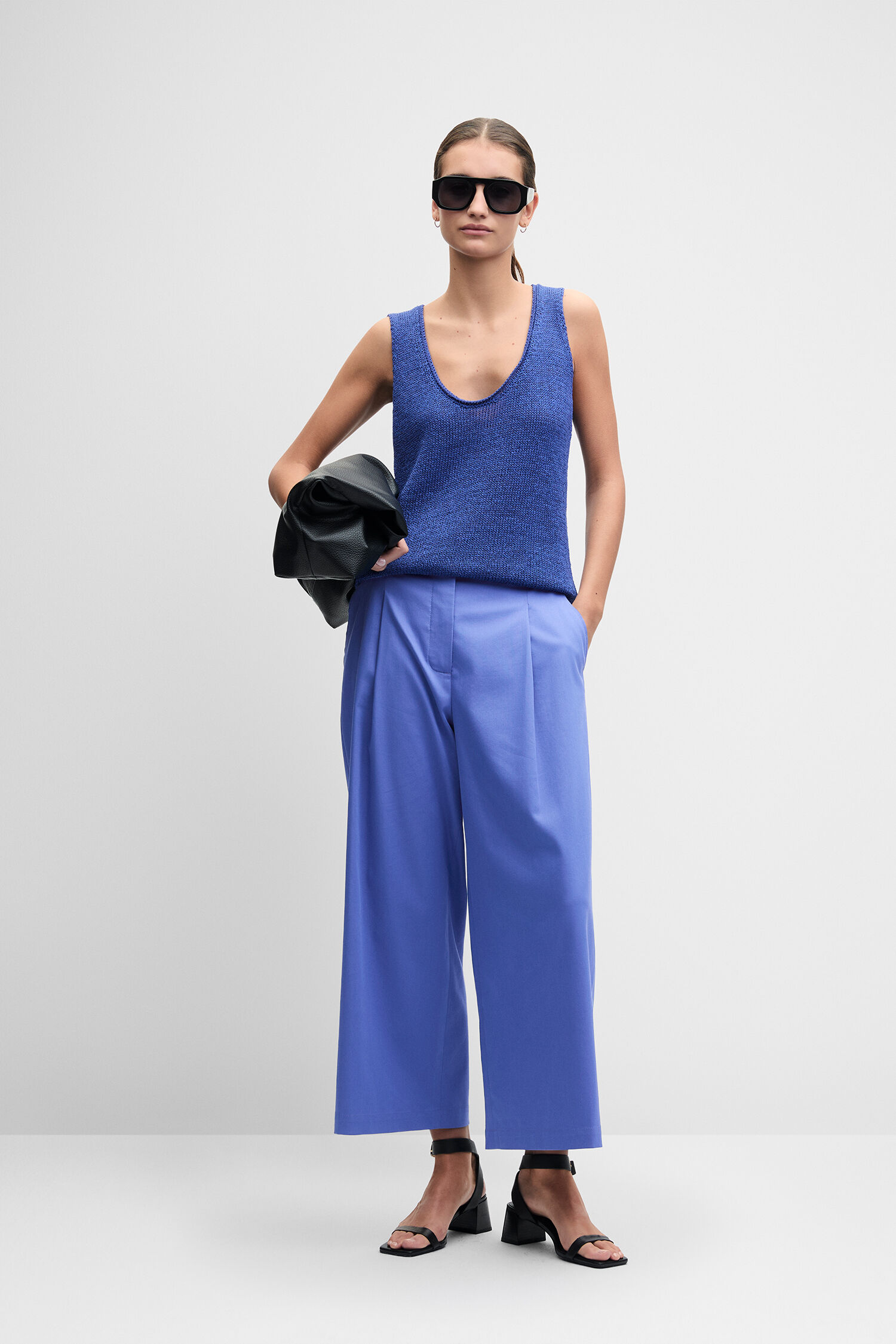 blue tank top, weitehose, sonnenbrille, schwarze sandalen, clutch