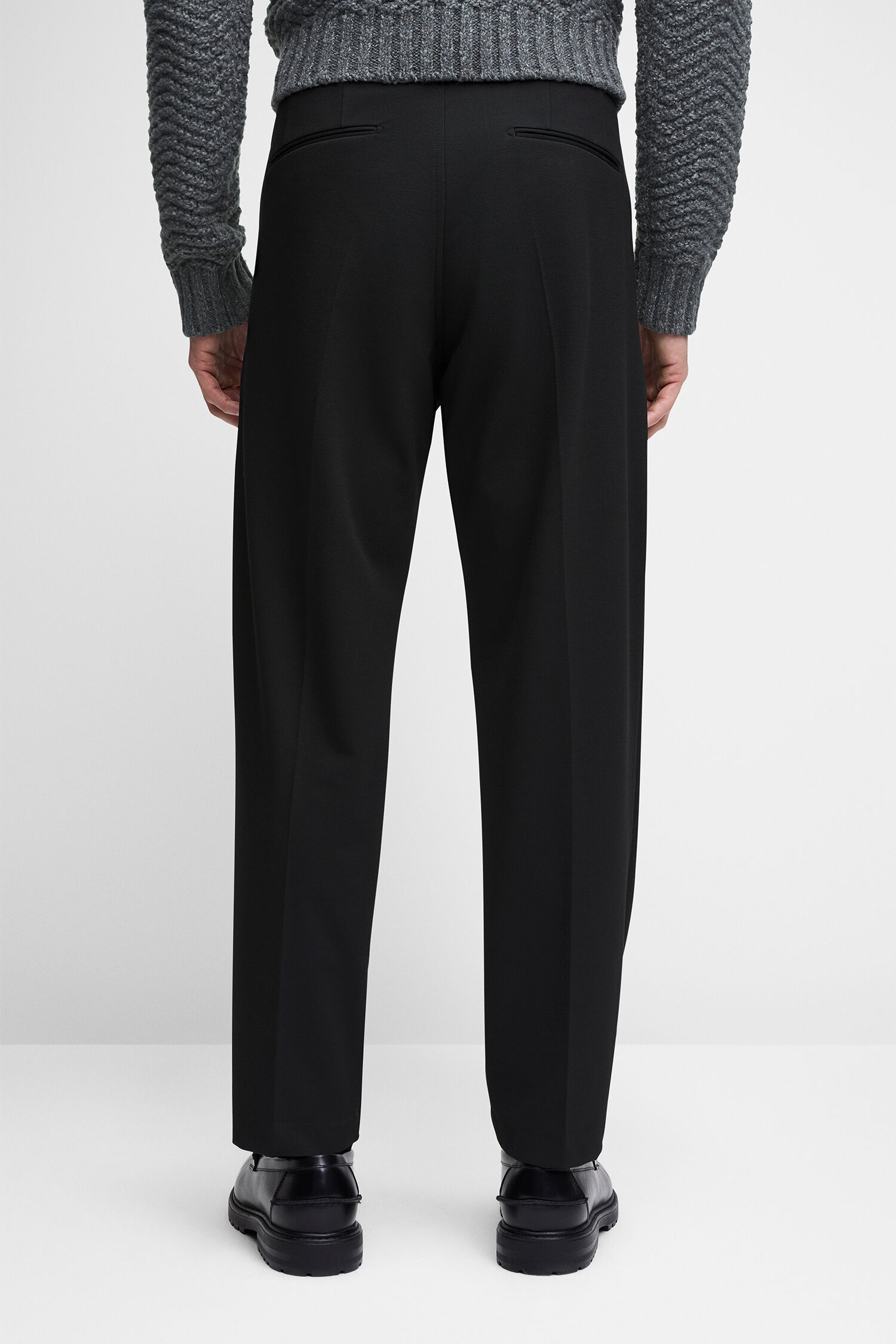 schwarze hose, weit geschnitten, straight leg, komfort, seitliche taschen