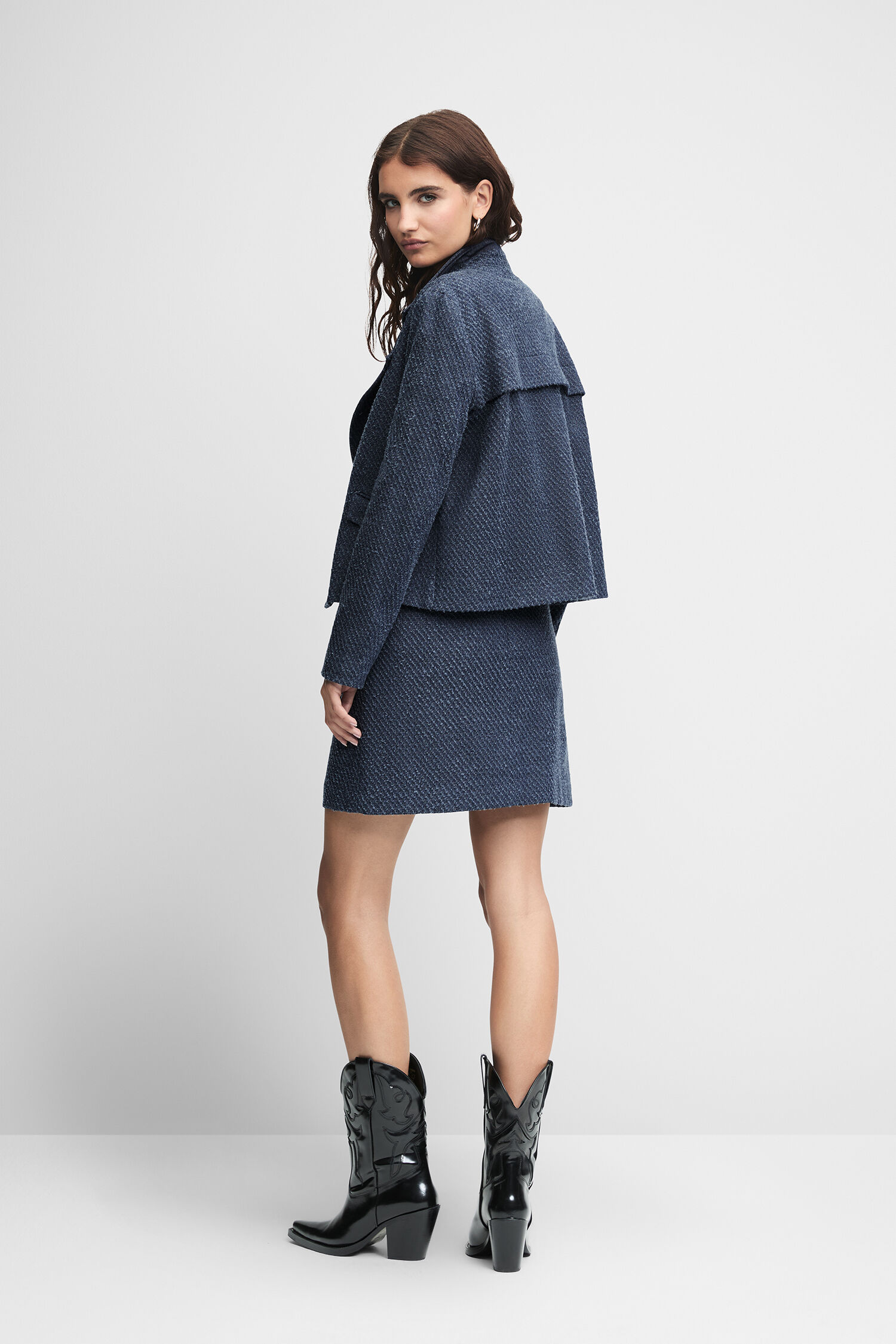 Mantel, Rock, Schuh, Person, Hoher Absatz