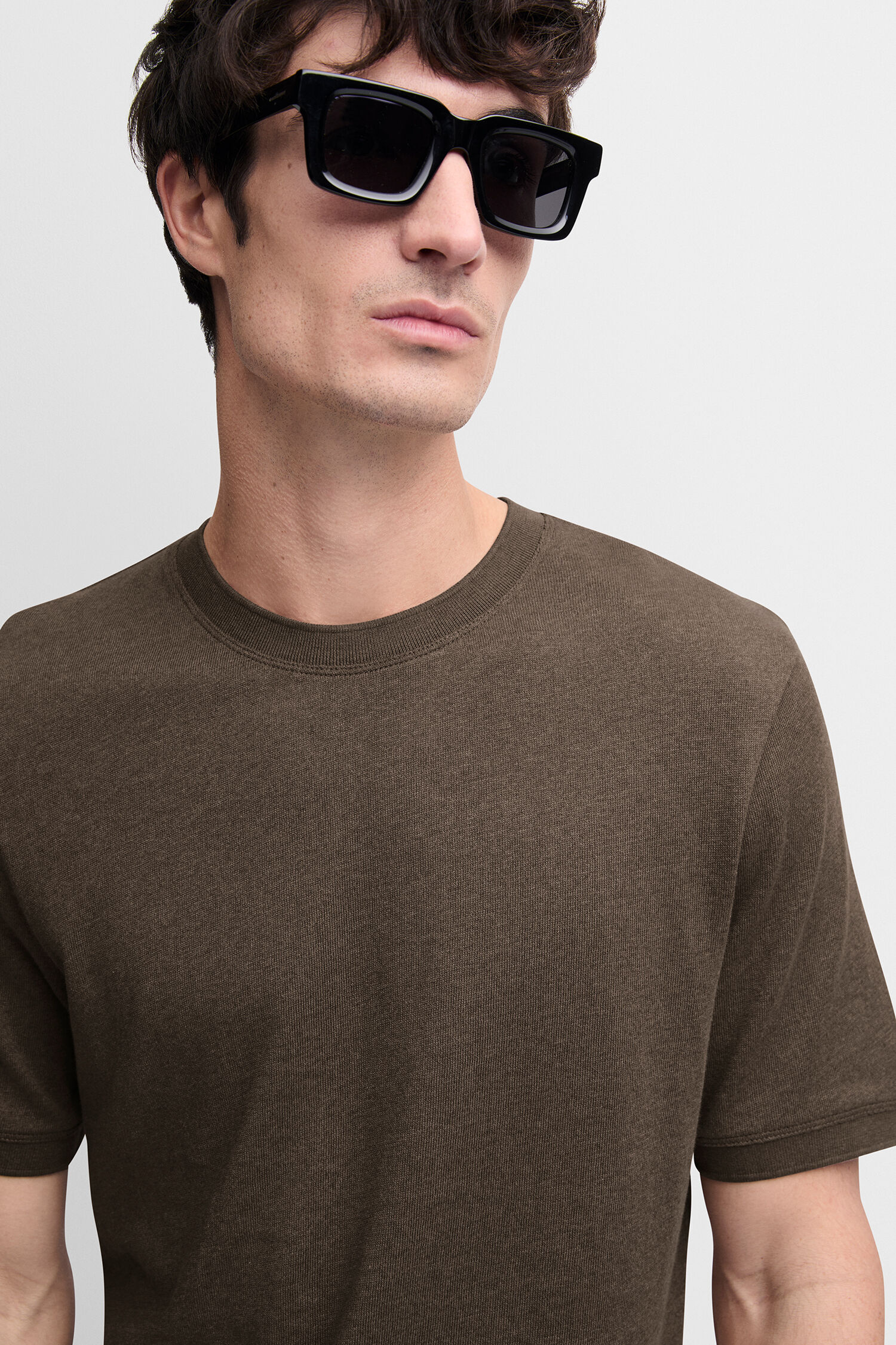 Bekleidung, T-shirt, Sonnenbrille, Person, Gesicht