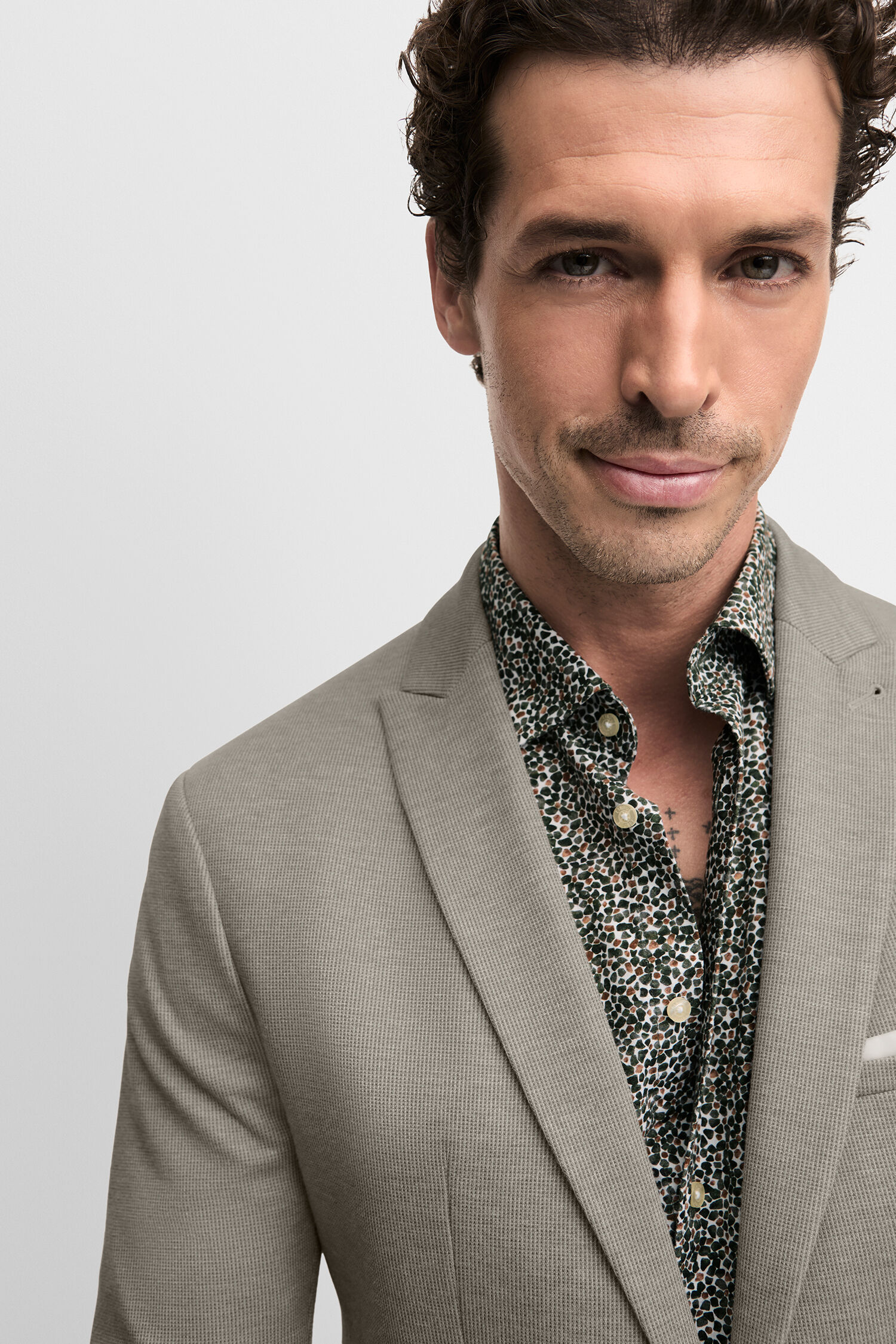 Formelle Kleidung, Anzug, Gesicht, Kopf, Lächeln