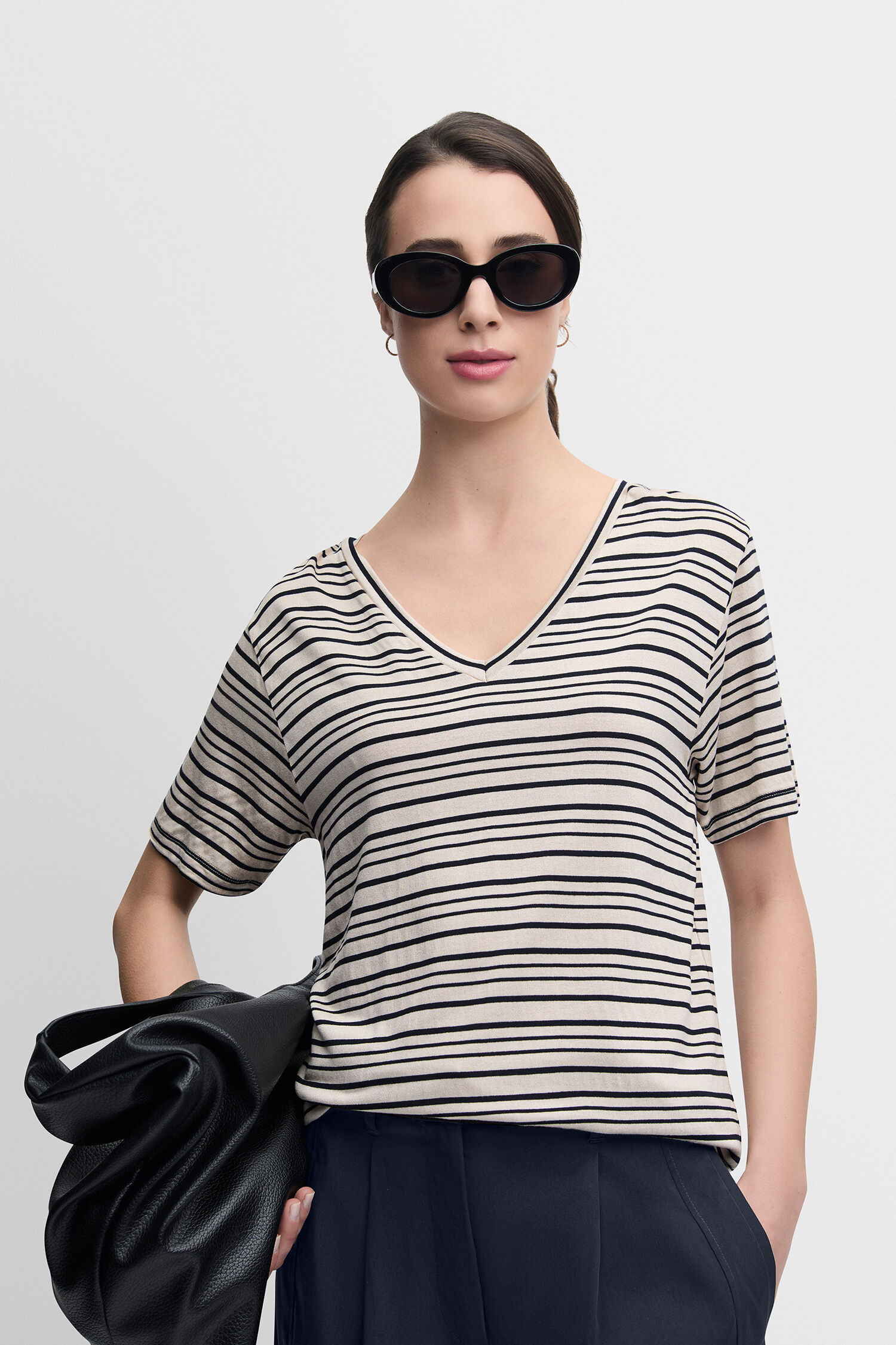 Bluse, Sonnenbrille, T-shirt, Handtasche, Person