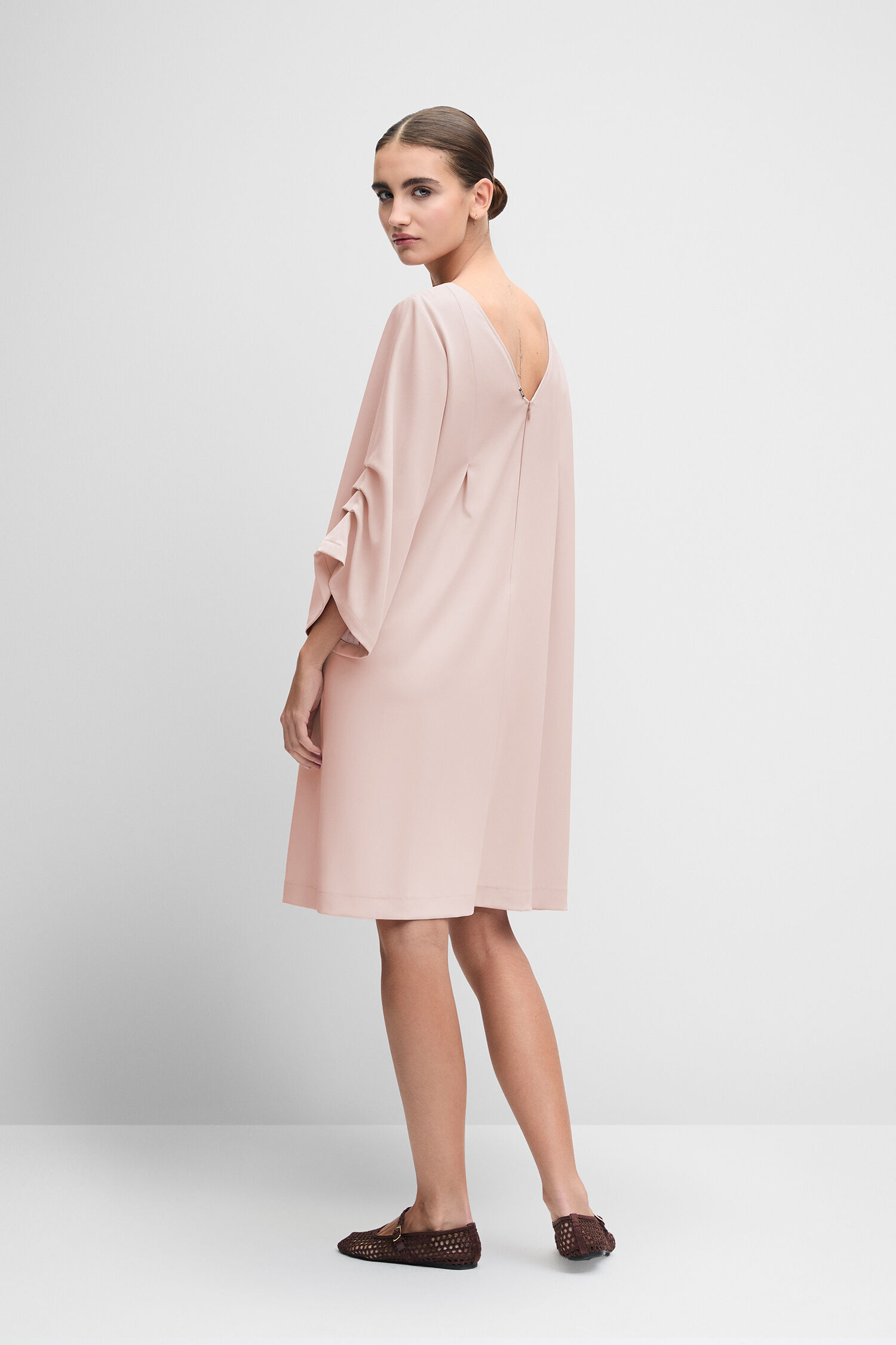 Kleid, V-Ausschnitt?, Ruhiges Rosa, 3/4-Ärmel, Haltlose Rückennaht