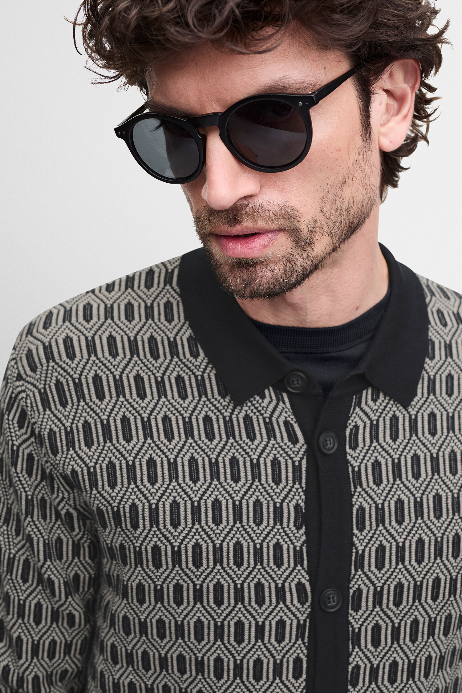 Sonnenbrille, Kragen polo, Gemustertes Cardigan-Sakko, Hemdjacke, Kragenknopf-Detail