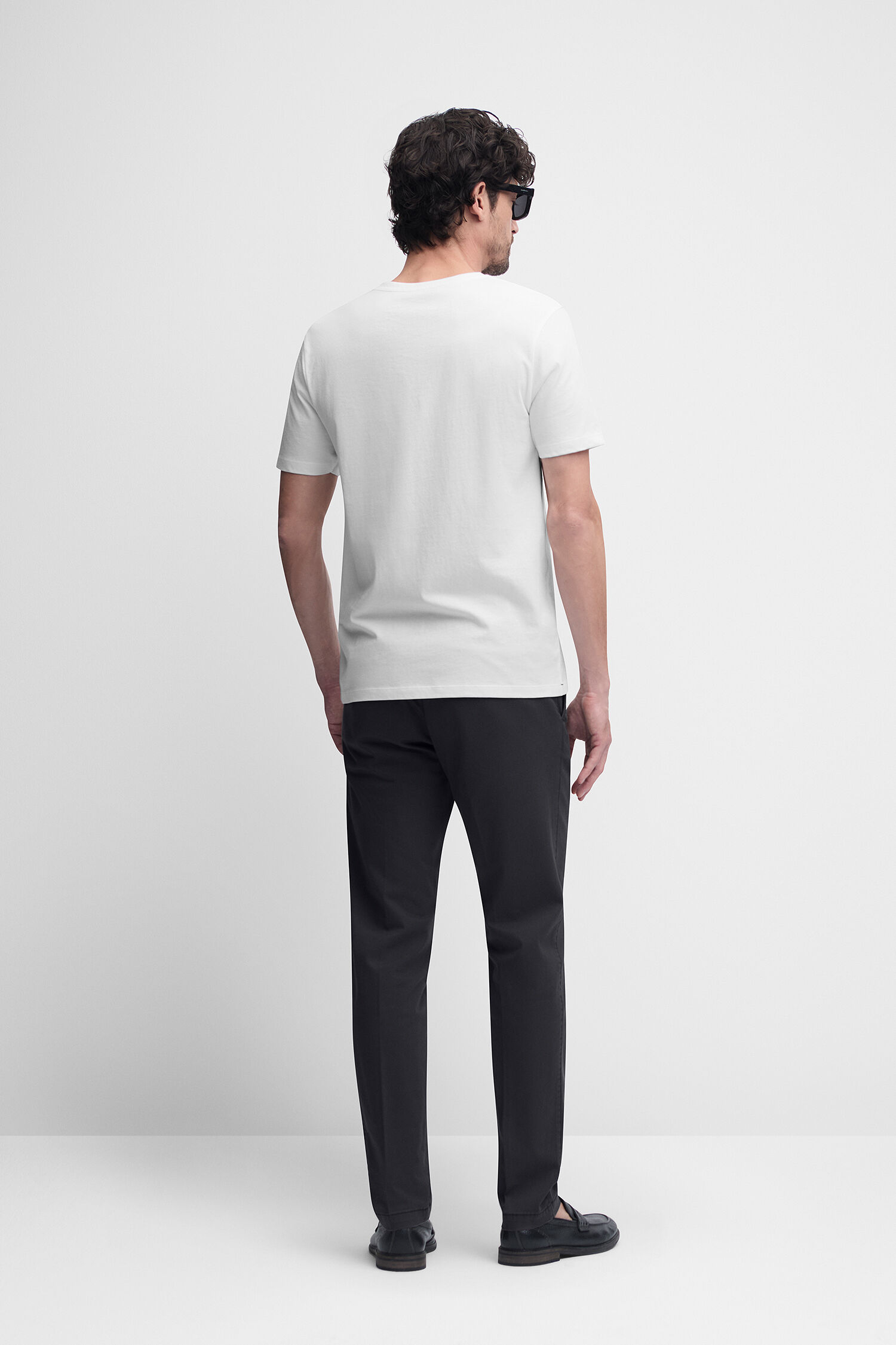 T-shirt, Hosen, Person, Stehend, Mann