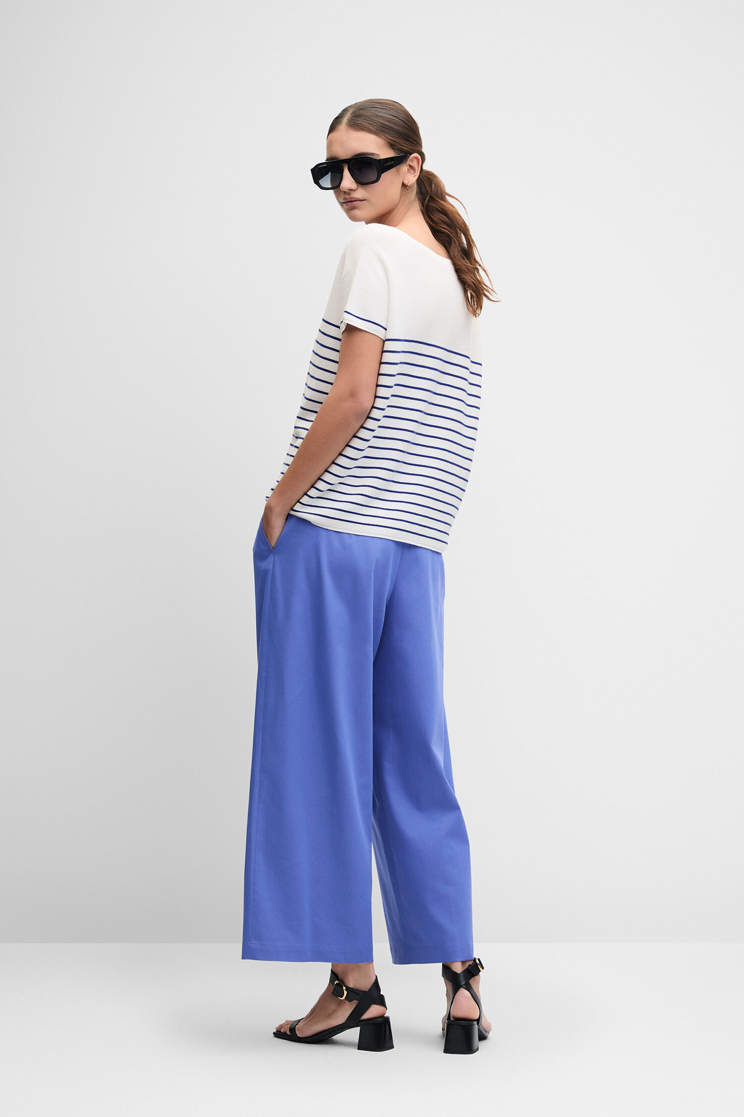 gestreiftes oberteil, weißes oberteil, blauer knöchelbreiter, weite hose, sonnenbrille
