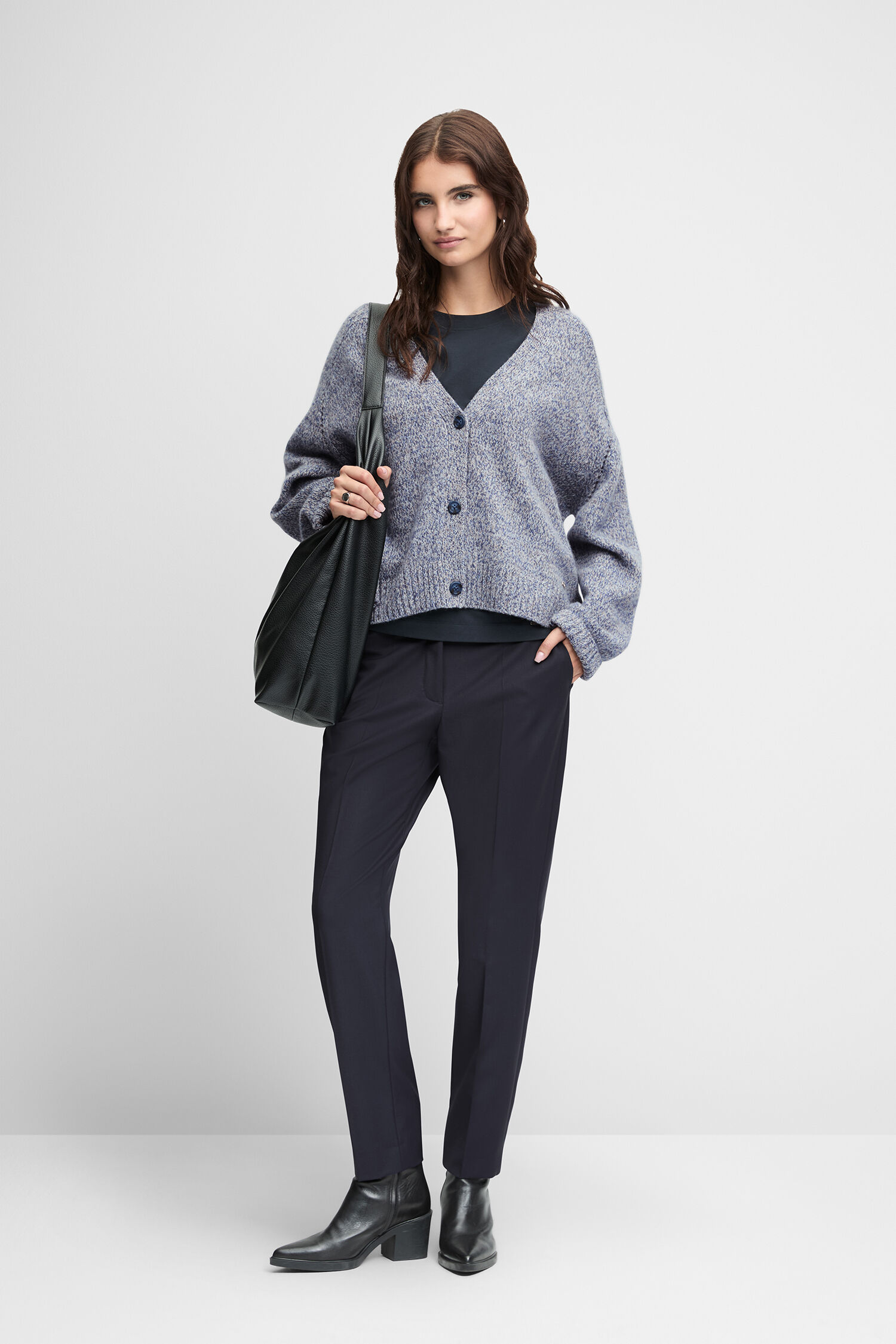 Strickwaren, Pullover, Hosen, Bluse, Mantel