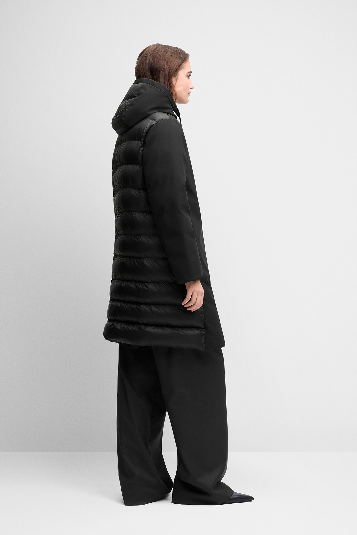 Dunkler Mantel, Daunenmantel, Kapuze, gerade geschnitten, Winterjacke