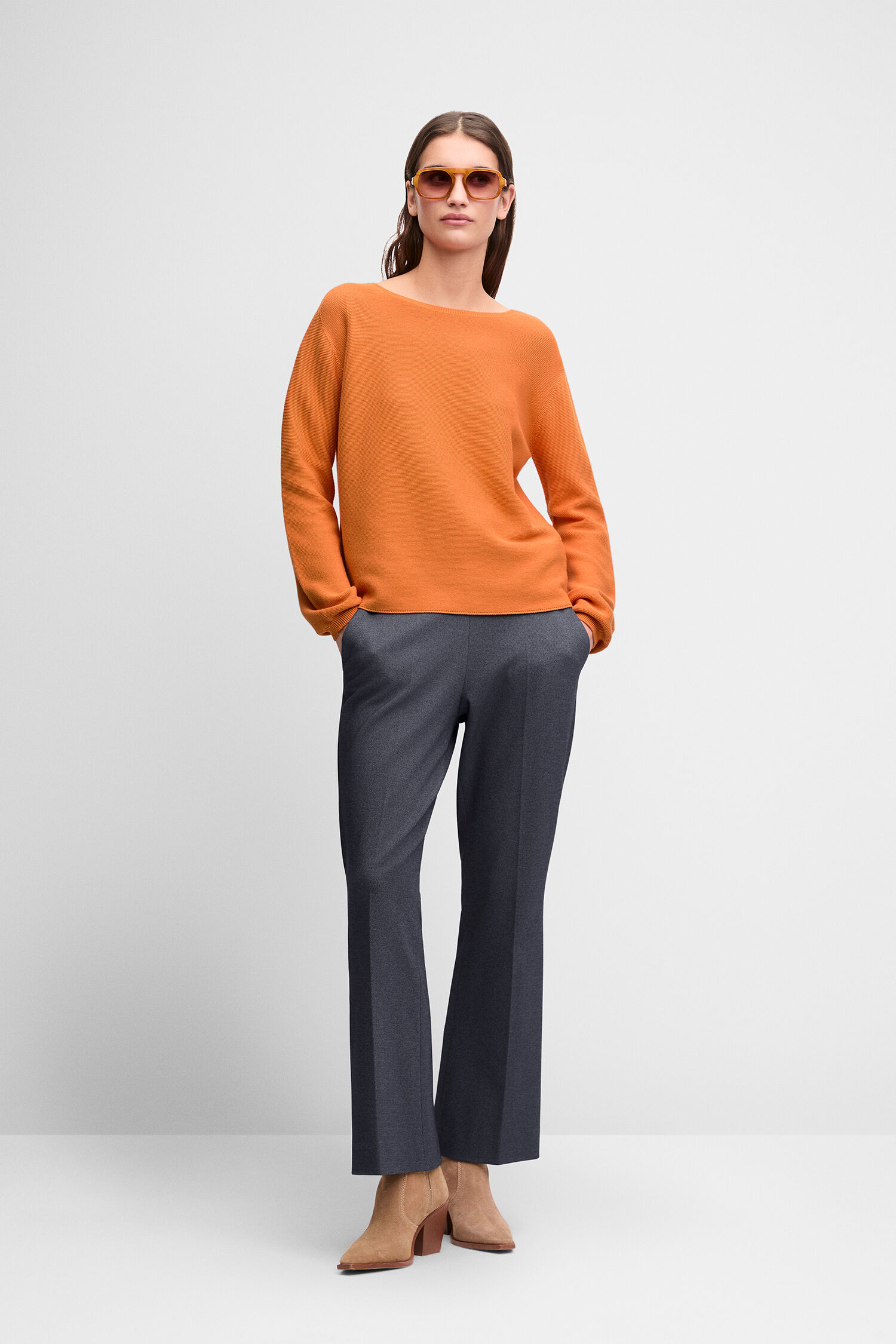 orange sweater, langer Ärmel, Rundhalsausschnitt, hosenträger?, abs?