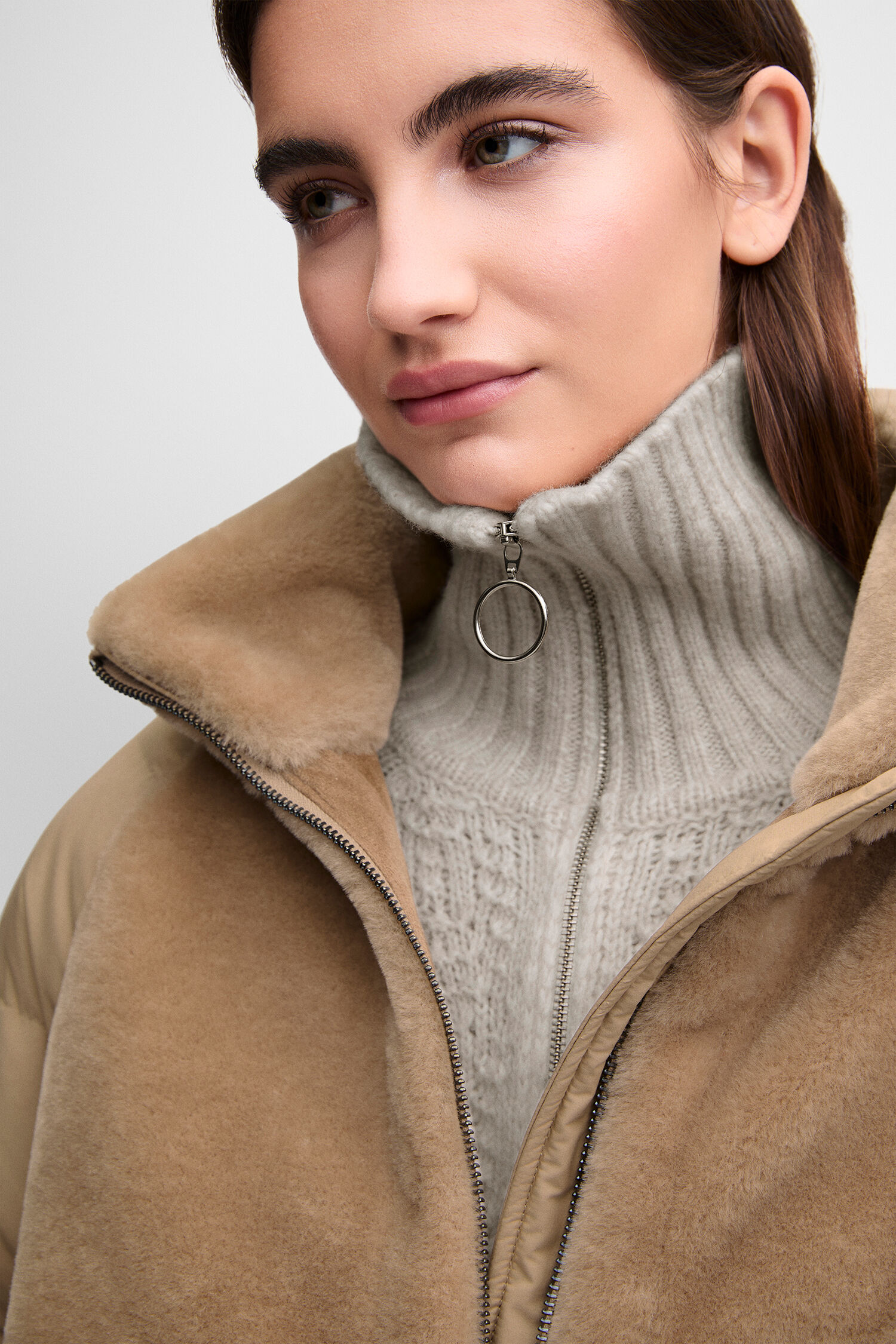 Pufferjacke, Camelfarbe, Reißverschlussring, Rollkragenpullover, Strickpulli