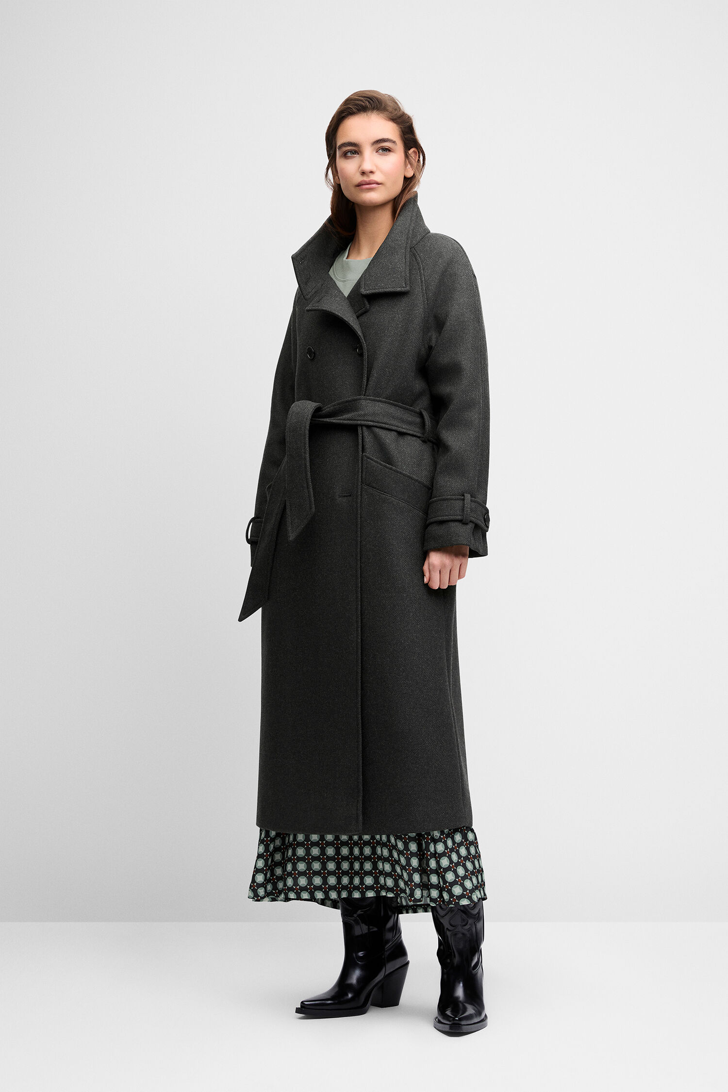 Wollmantel, Dunkelgrau, Trenchcoat, Gürtel, Stiefel