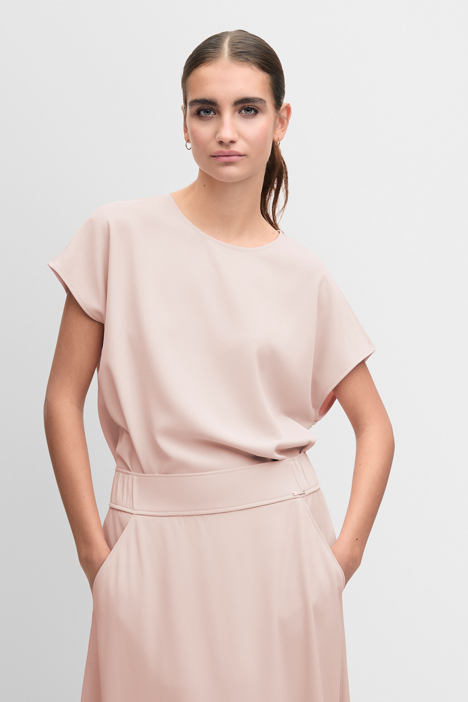 Sonnenbrille, Lichtes Outfit, Kuscheldecke/Schal um Schultern, Ärmelloses Top, Maxikleid