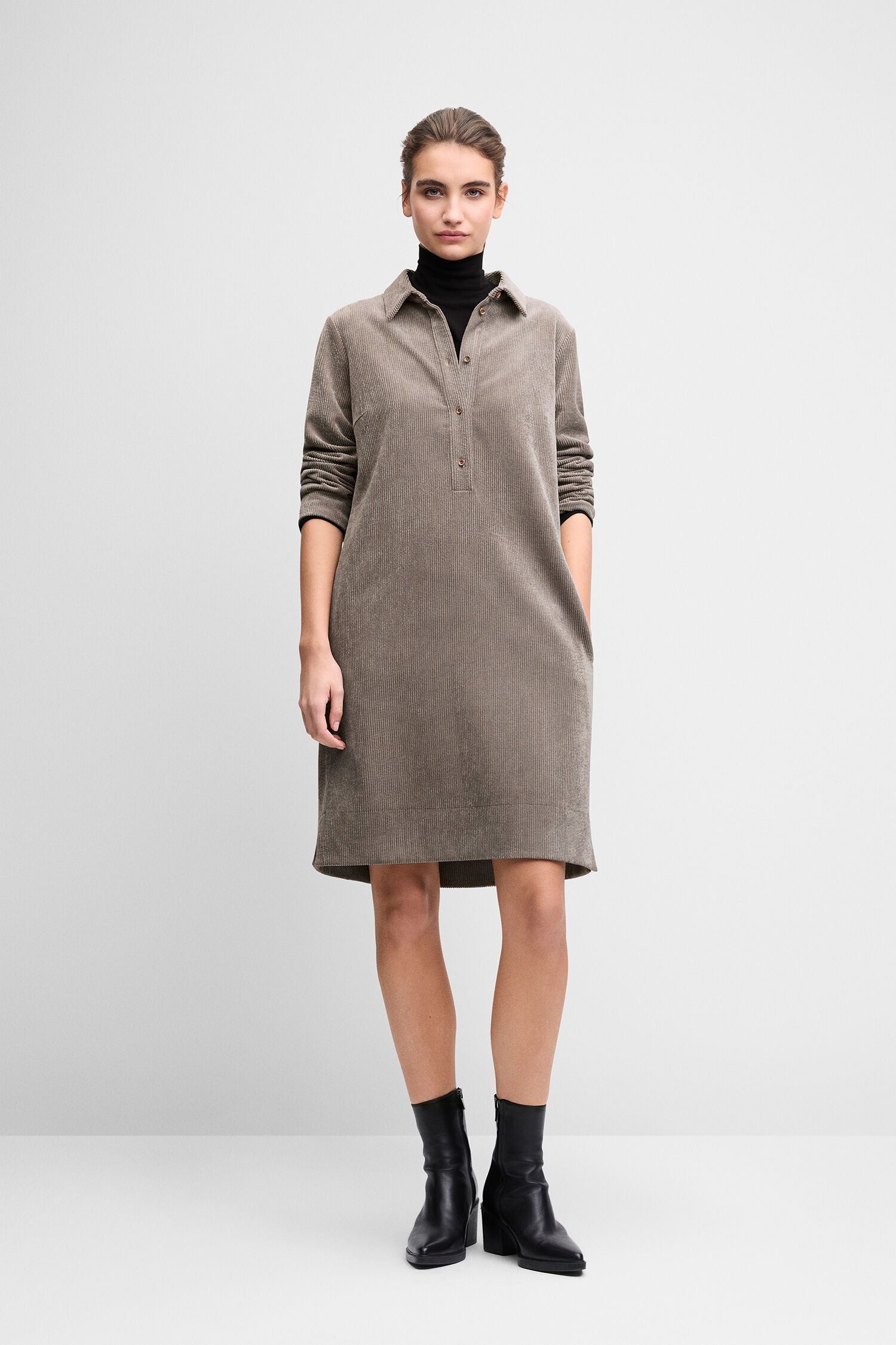 Kleid, Cordkleid, Kleid aus Cord, Turn-Down-Kragen, Stiefel