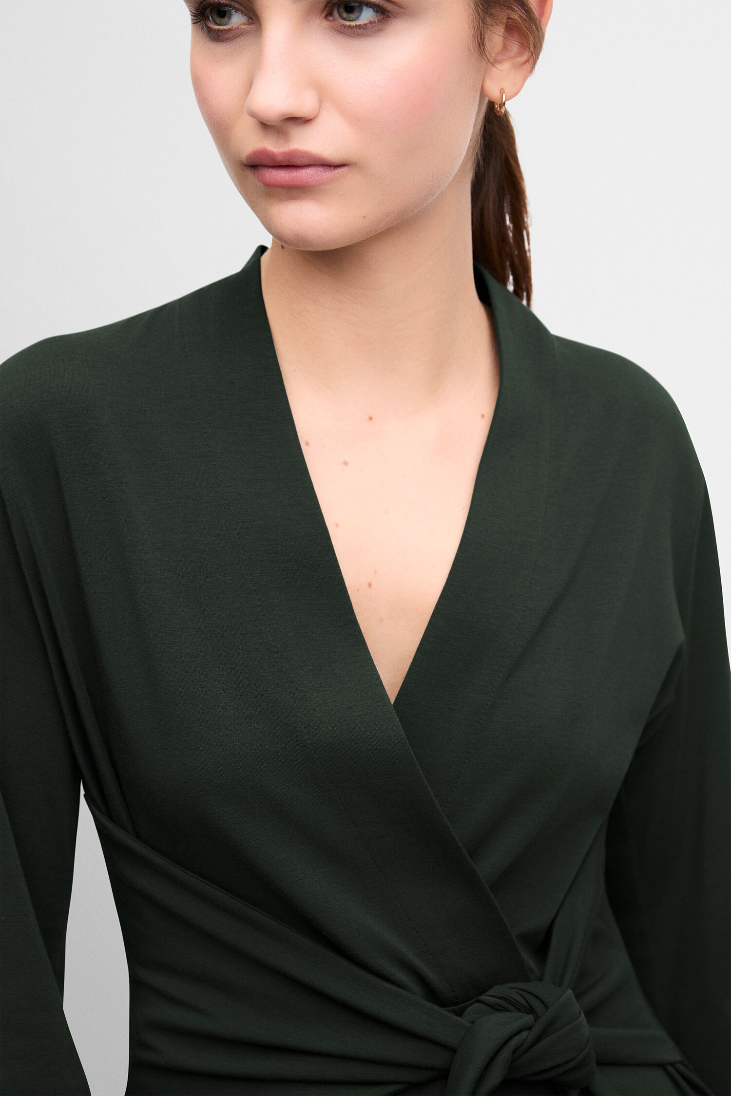 Dunkelgrünes Kleid, V-Ausschnitt, Wickelgürtel, langärmlig, Midi-Länge