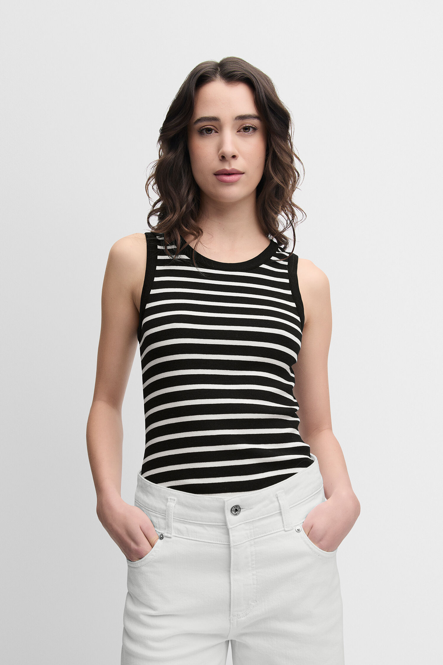 Bluse, Tanktop, Person, Kurze Hose, Gesicht