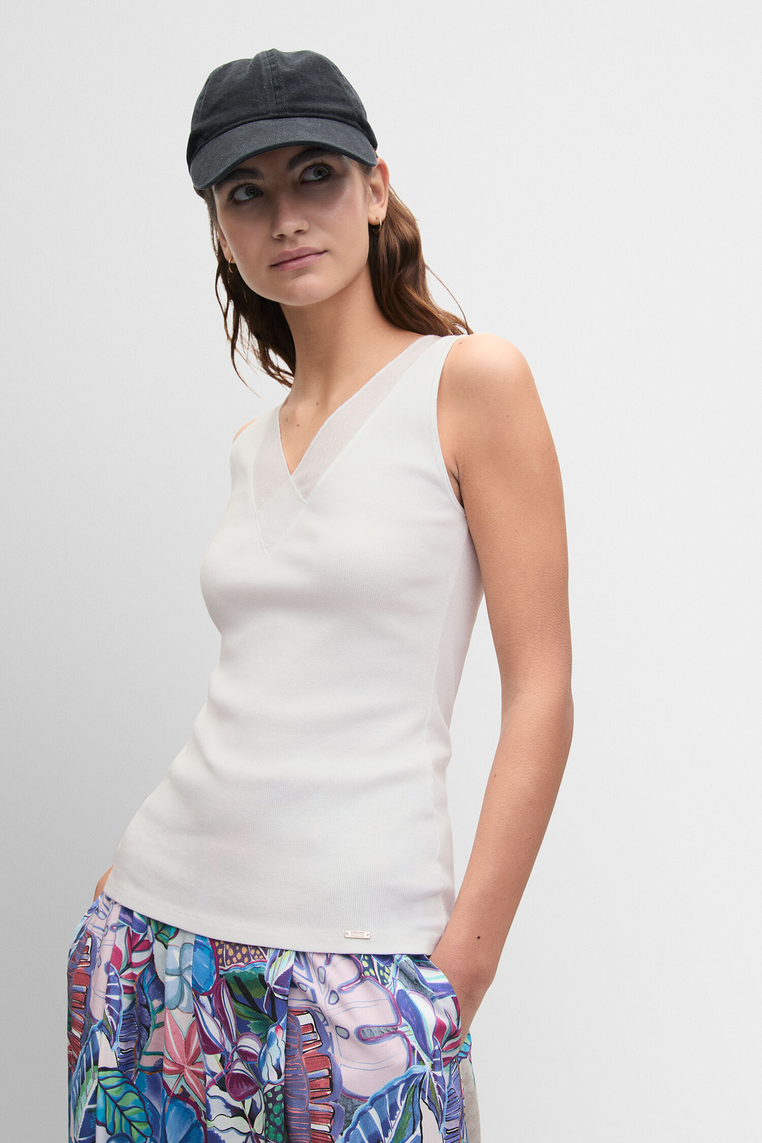 Cap, Tanktop, Weißes Oberteil, Neutrale Farbe, Freizeitkleidung