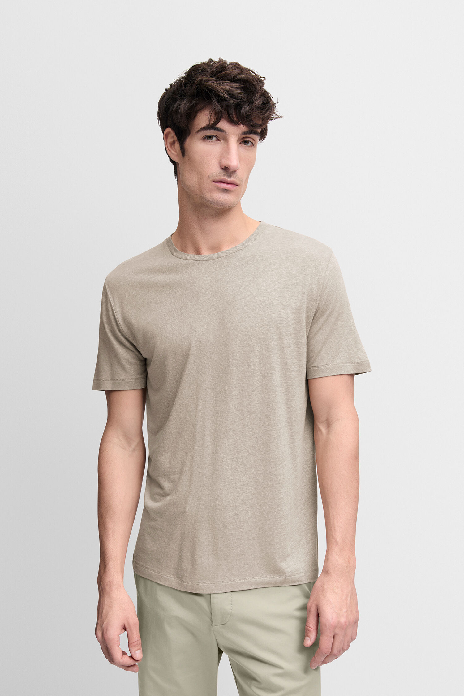 Bekleidung, T-shirt, Person, Ärmel, Gesicht - beige