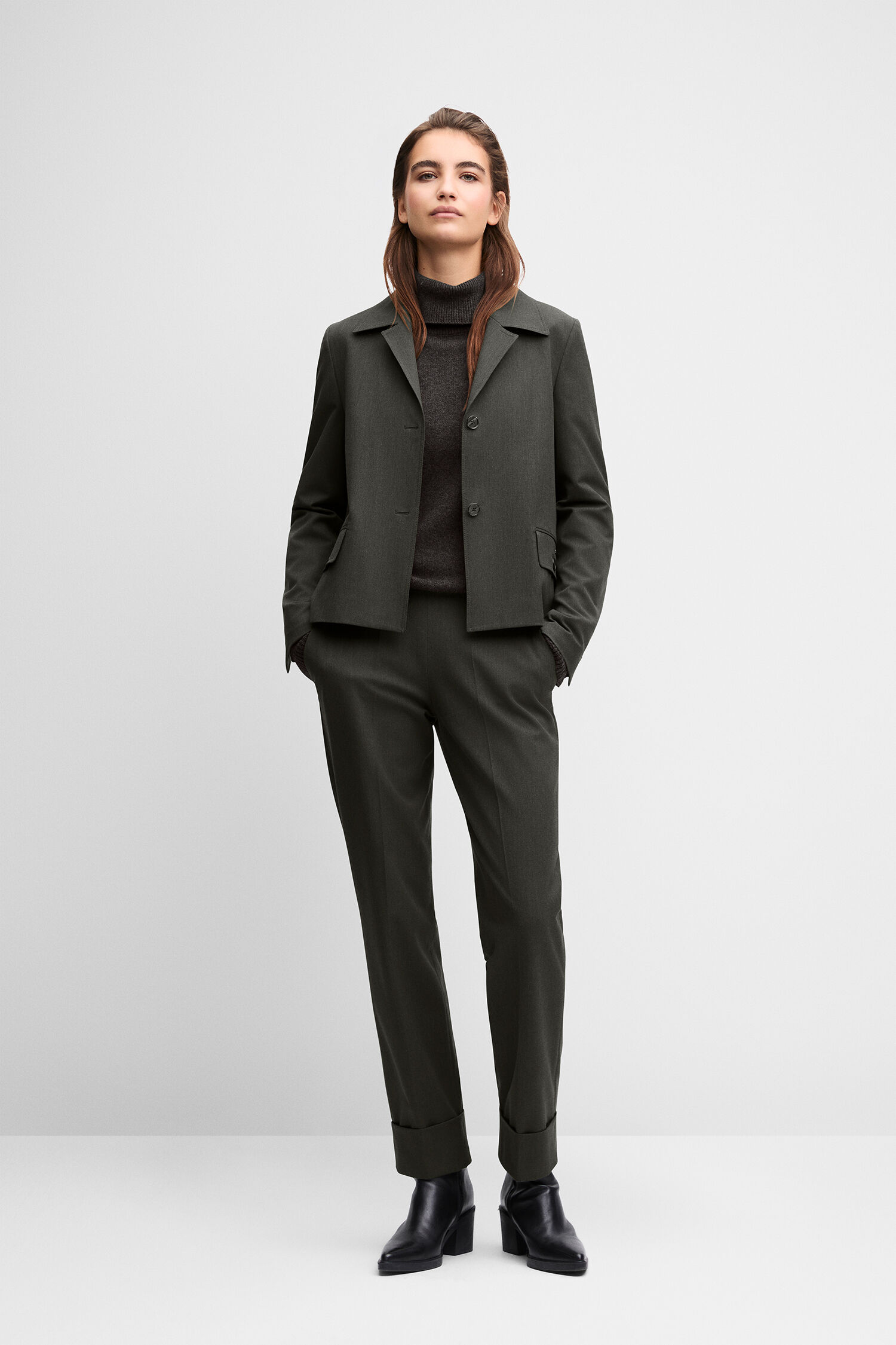 Mantel, Jacke, Rollkragenpullover, Hose, Stiefel