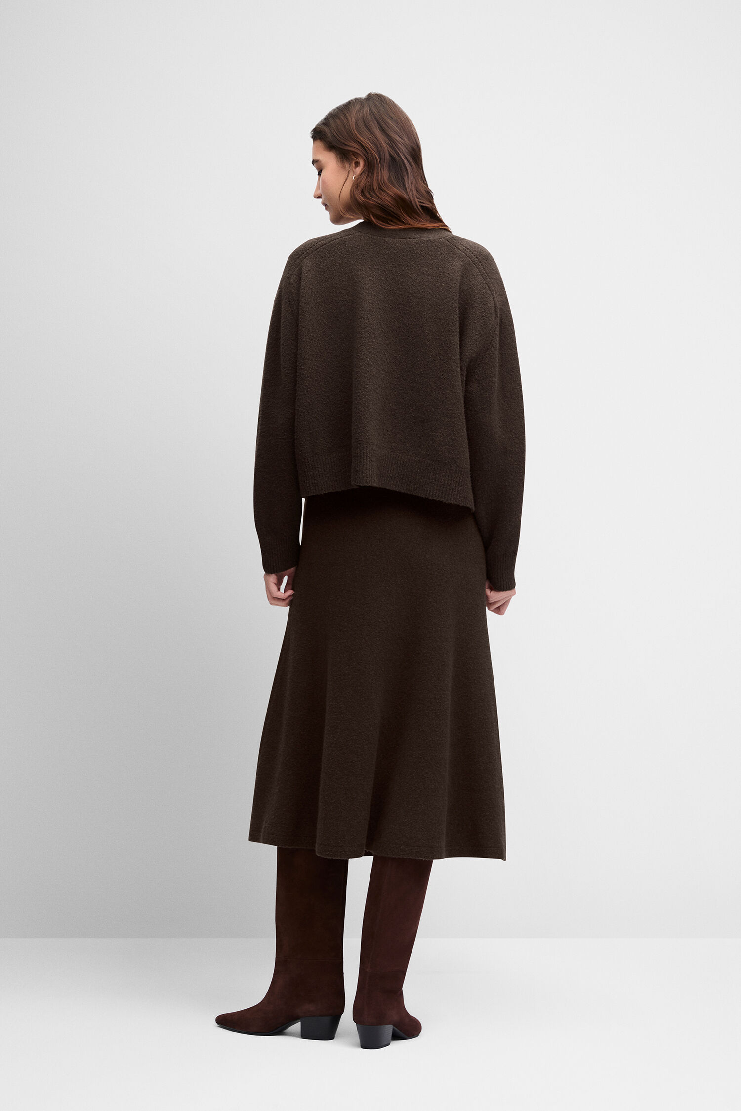 Brauner Pullover, Wollstoff, Oversized Liegewicht, Rundhalsausschnitt, Knielange Röcke
