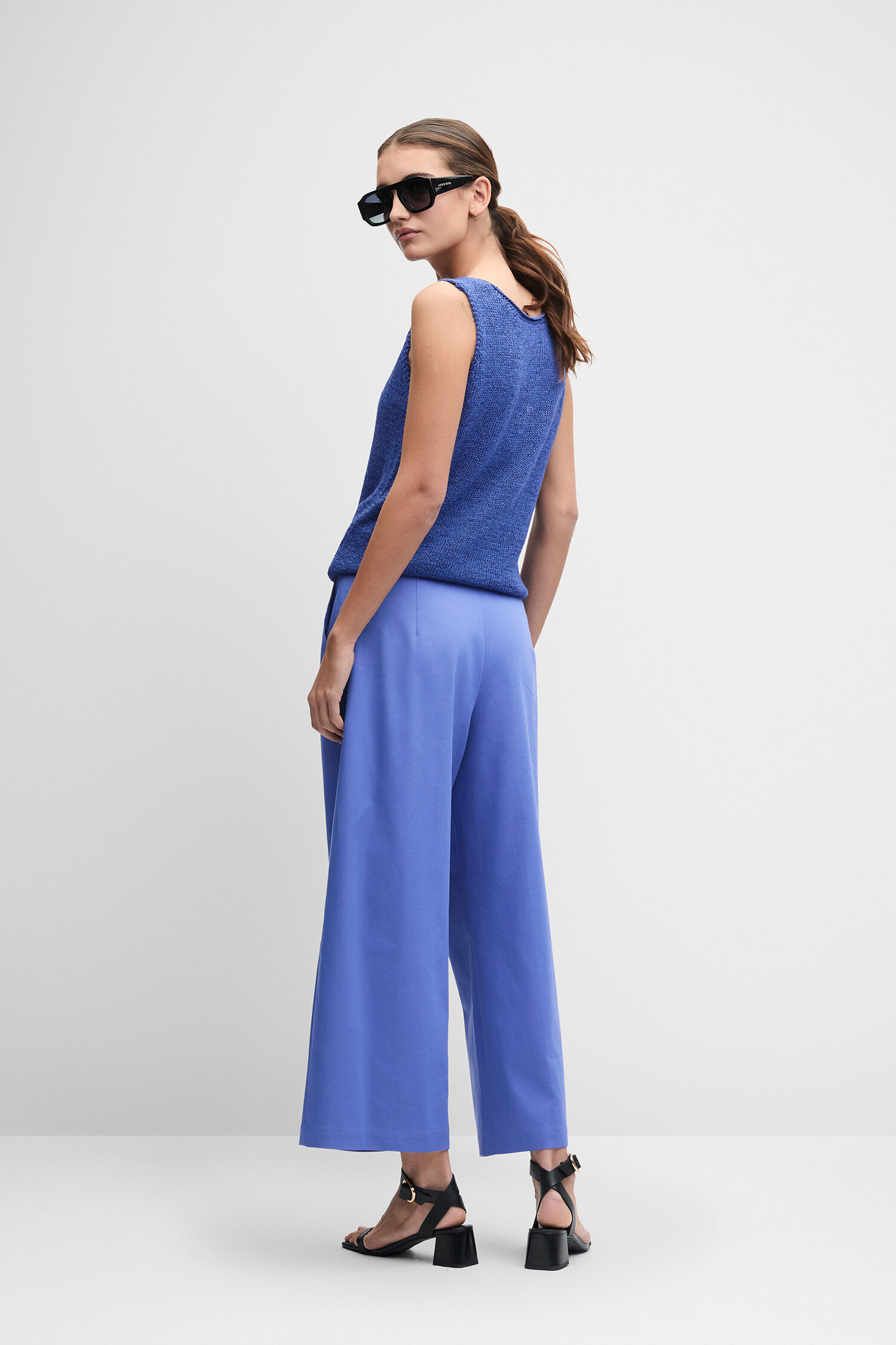 blaues top, tanktop, weite hose, sonnenbrille, sandalen