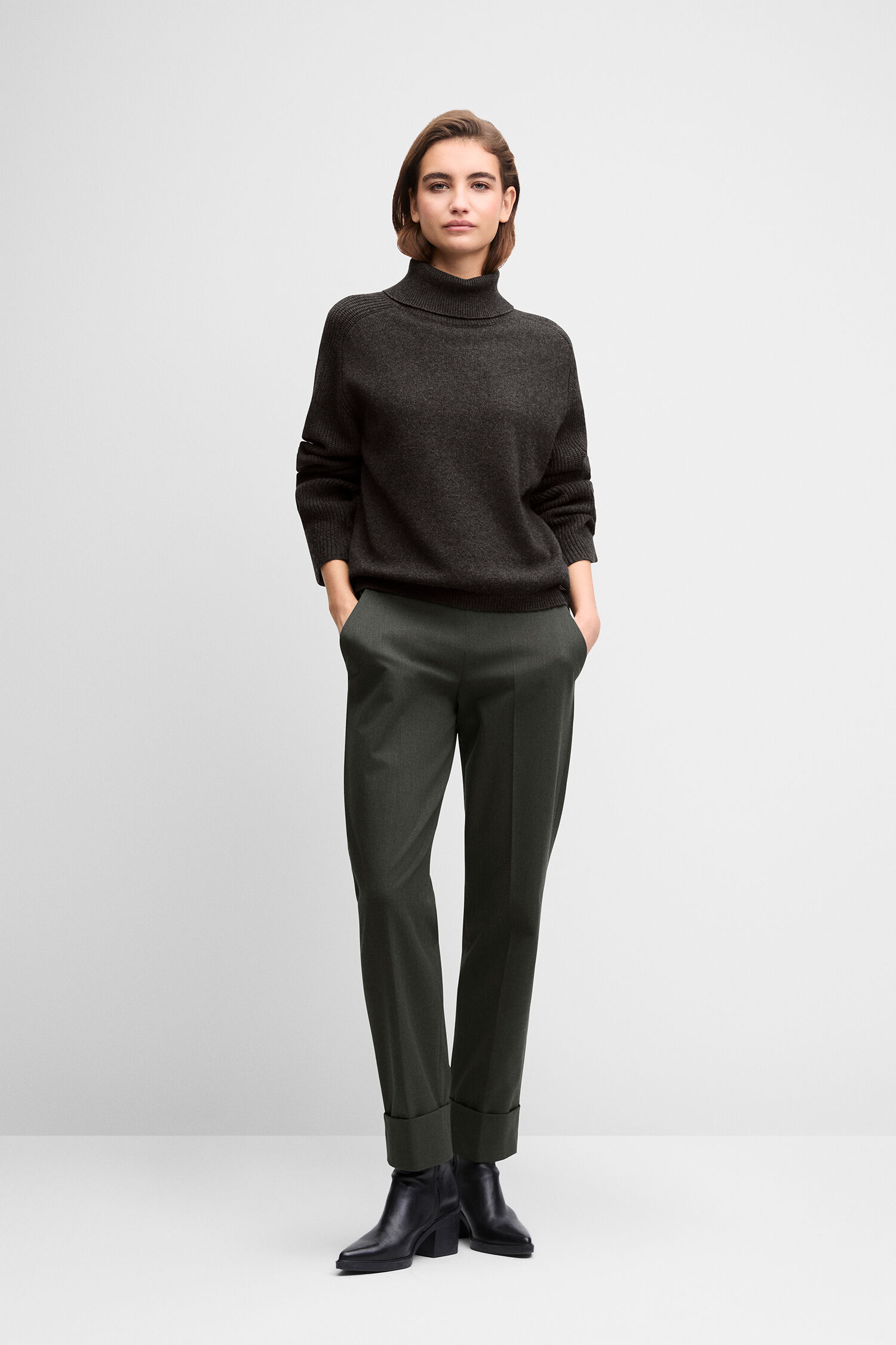 Turtleneck, Strickpullover, dunkelgrau, Hose, Stiefeletten