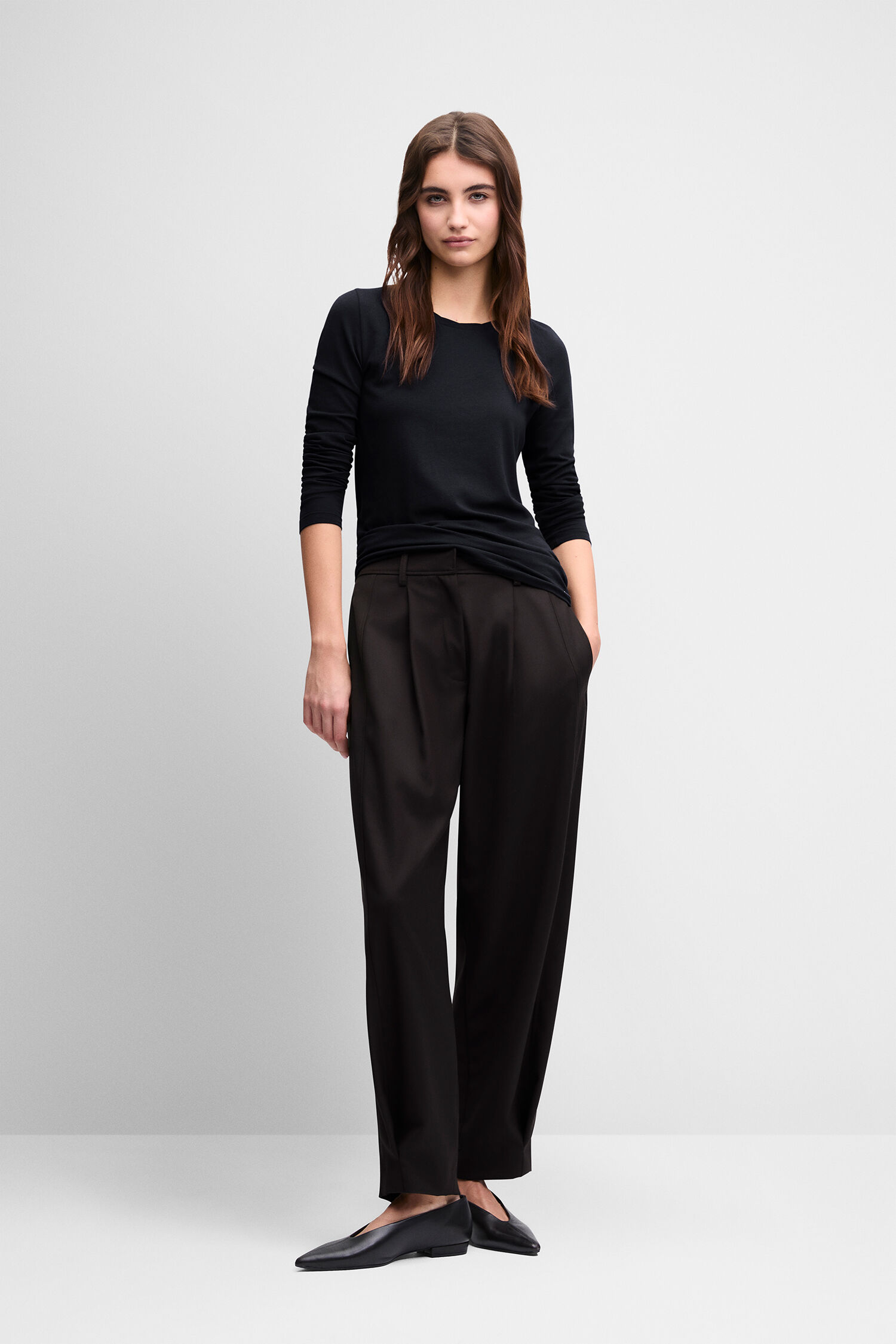 schwarz, dünnes langarmshirt, weite hose, slim-fit, lederballerinas