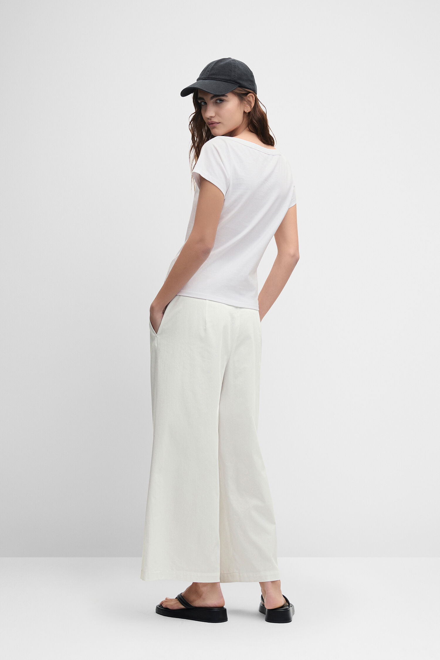 T-Shirt, Weiß, Kappe, Weite Hose, Casual-Outfit