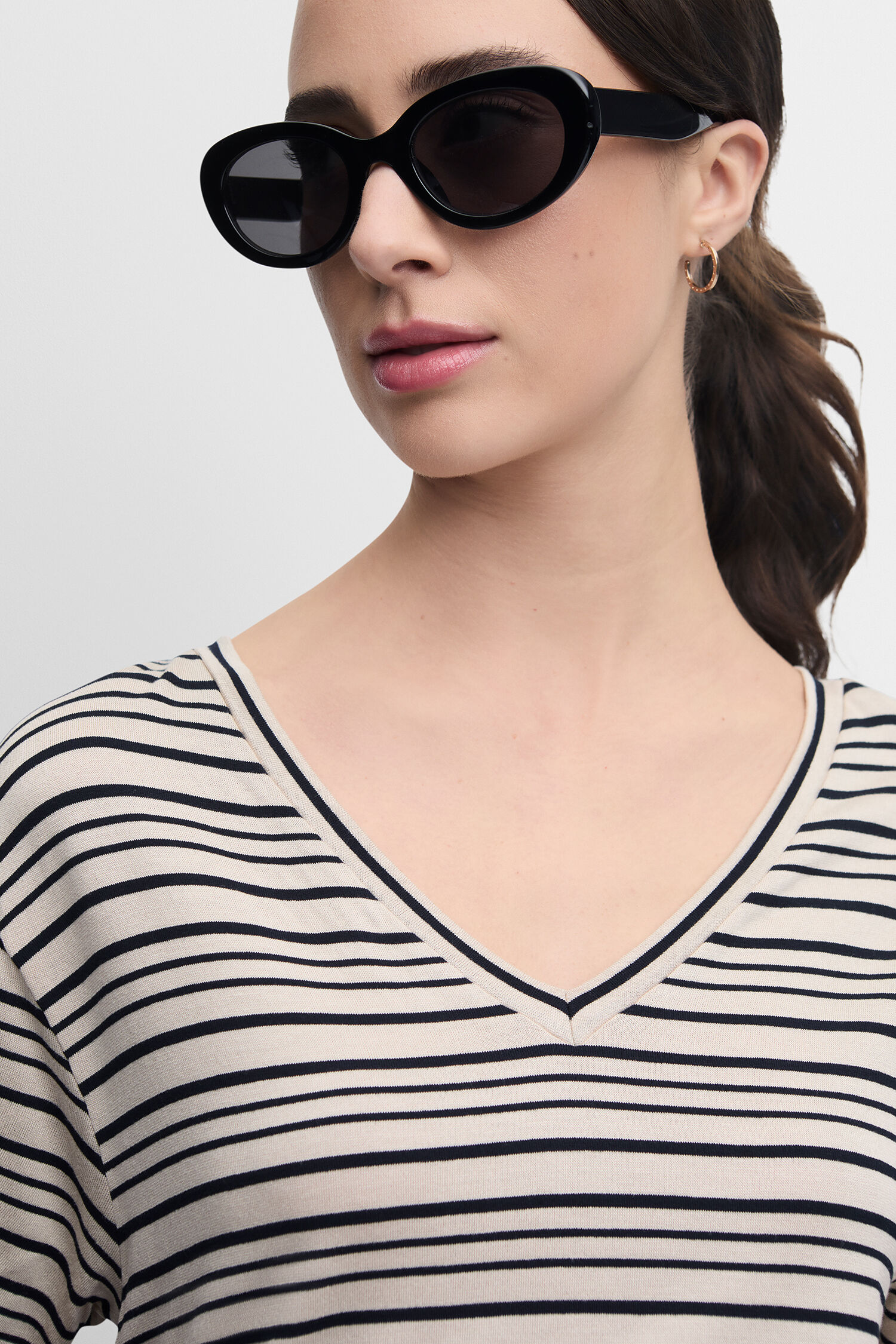 Bluse, Sonnenbrille, T-shirt, Handtasche, Person