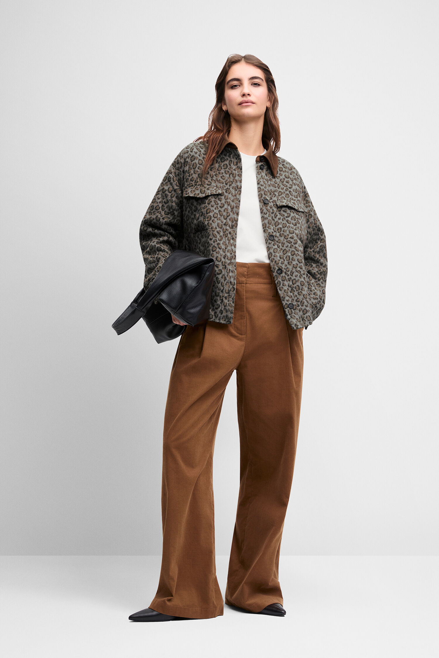 Jacket, Leopard print, Leopard pattern, Oversized, Corduroy pants, Brown pants, Leopard jacket, Leather bag, Layered look, Casual