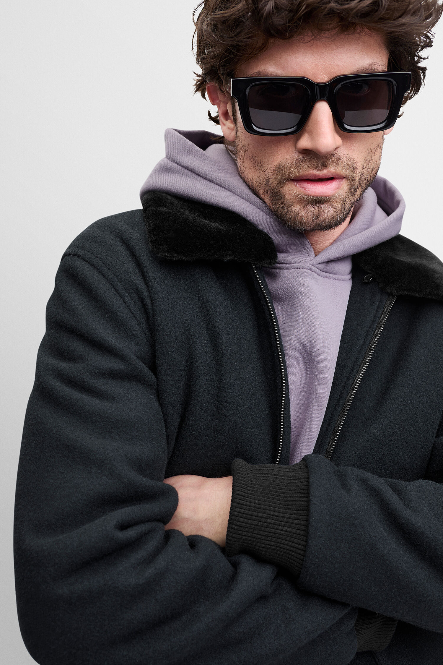 Sonnenbrille, Hoodie, Lederjacke, Fellkragen, Jeansjacke
