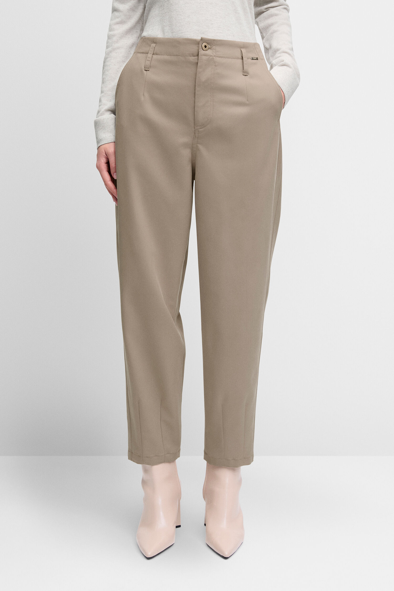 V-Ausschnitt Pullover, Strickware, Hellgrau, Relaxed Fit, Beige Hose
