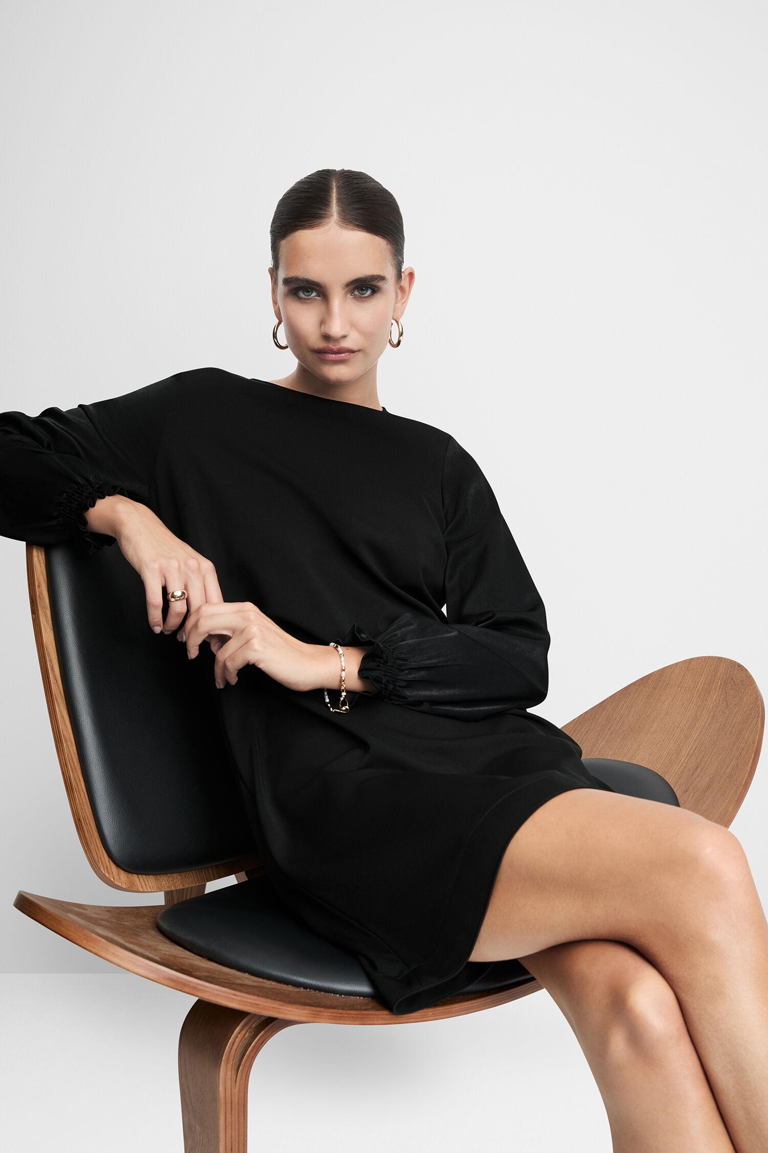 Person, Sitzen, Langarm, Kleid, Frau