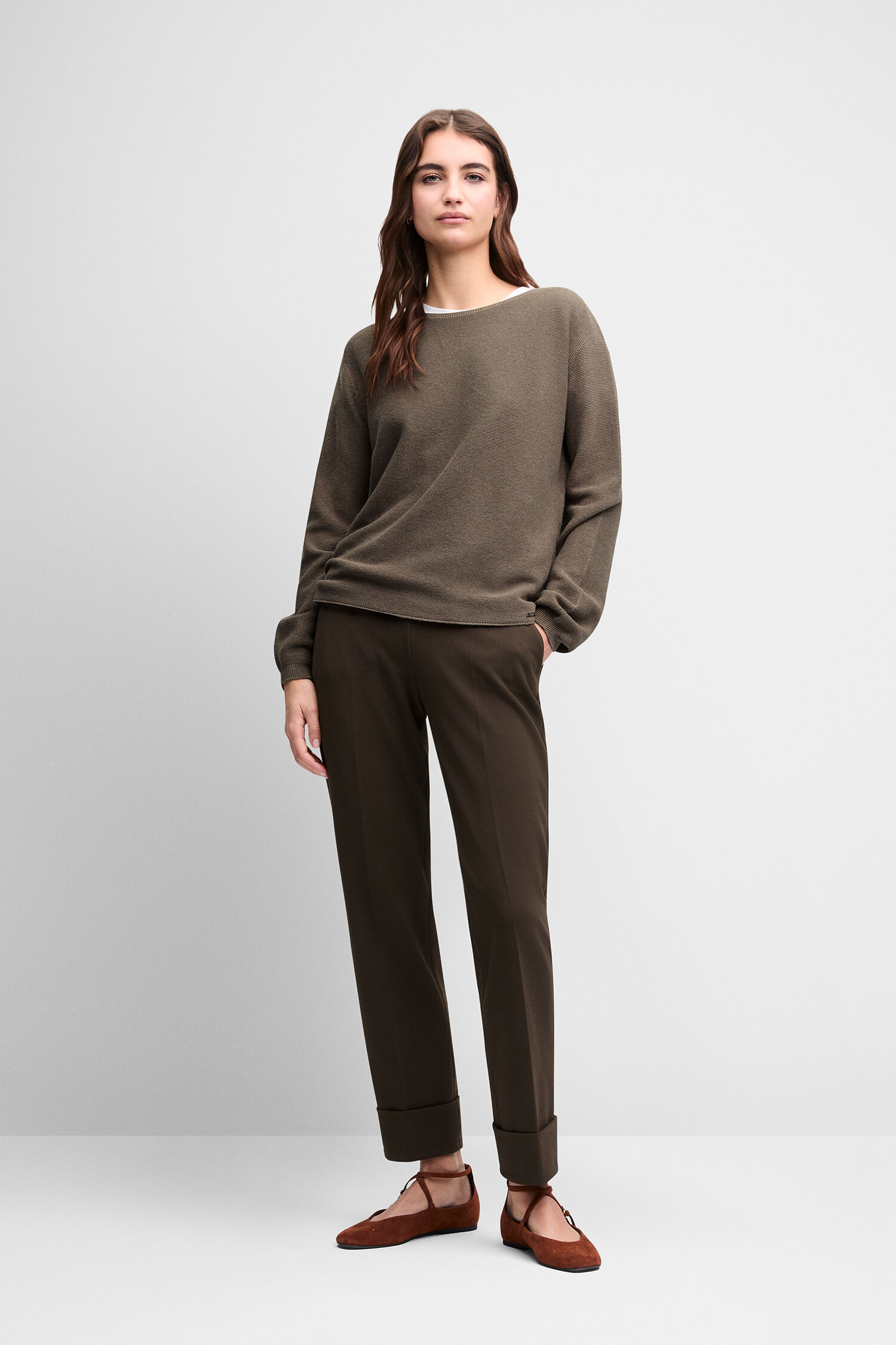 dunkelbraune hose, tunika pullover, kragenloser auschnitt, lange ärmel, flache schuhe
