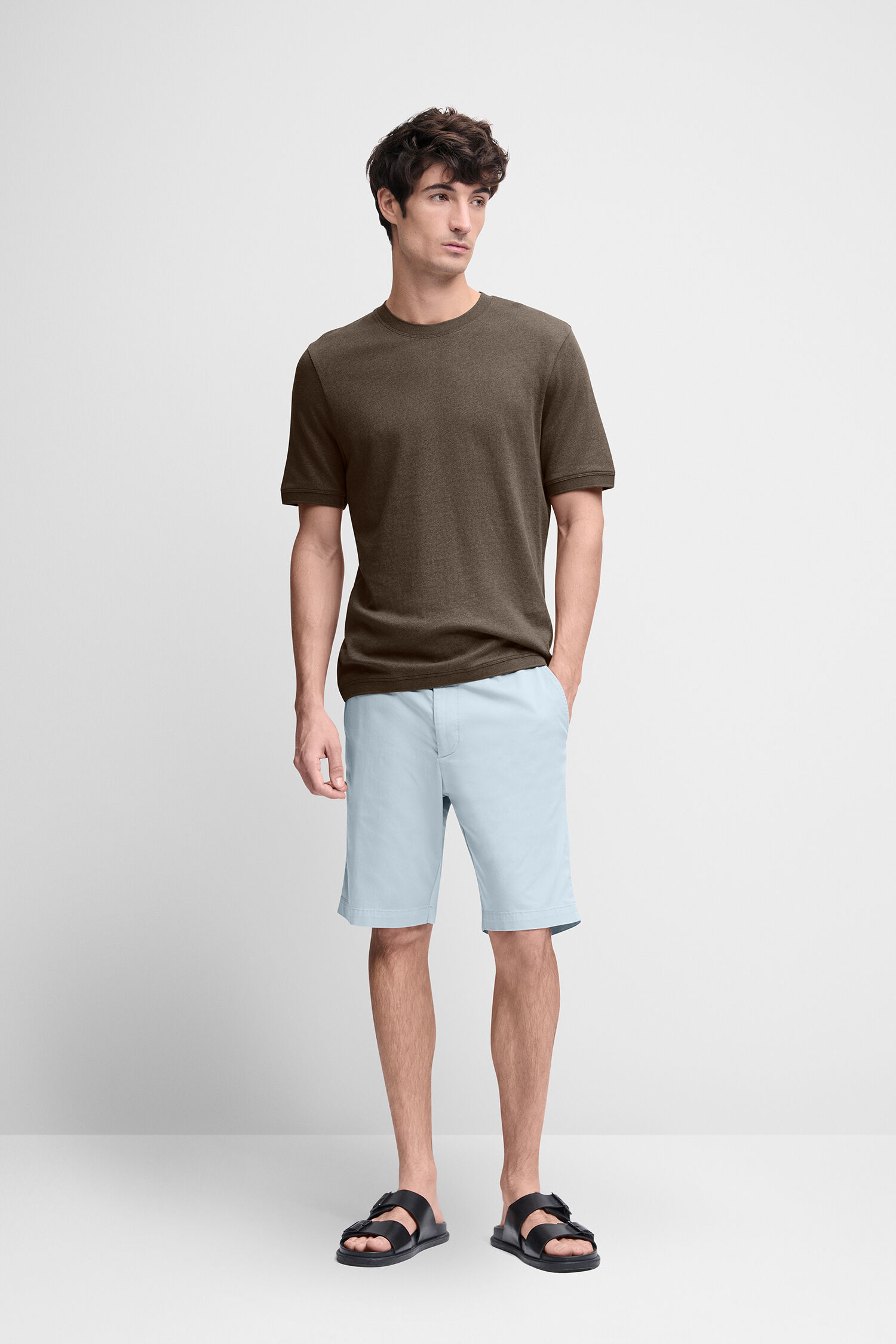 Bekleidung, Kurze Hosen, T-shirt, Sandale, Person - hellblau