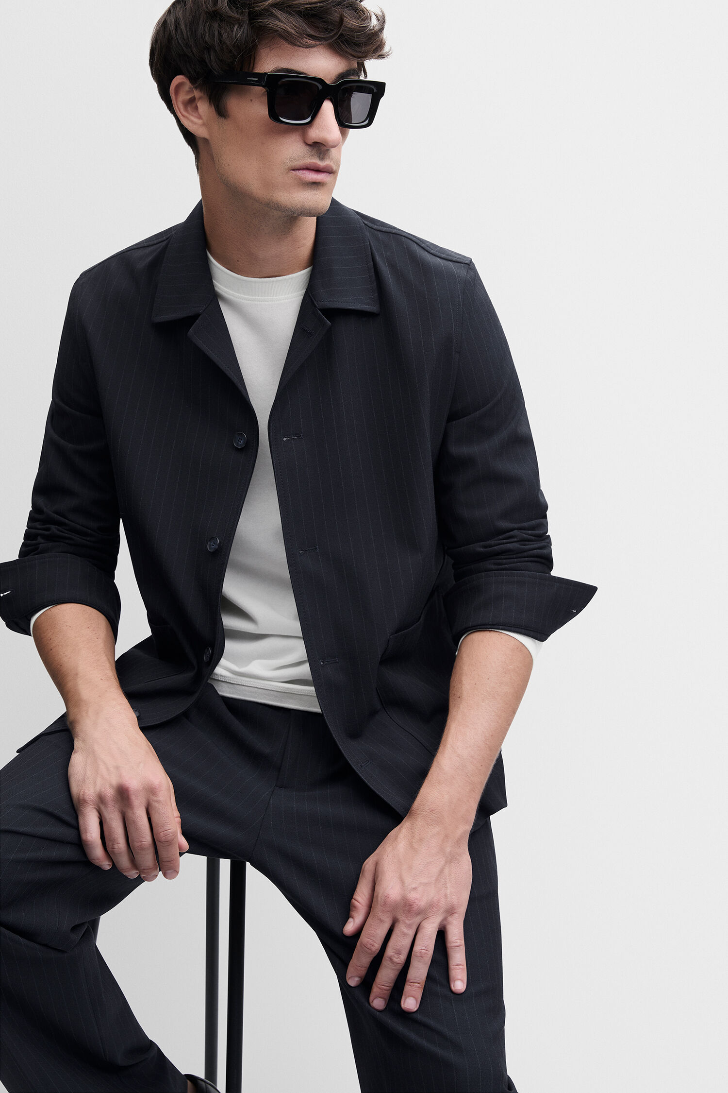 dunkles Anzug, Penkstreifen, Blazer, schmaler Sitz, Sonnenbrille